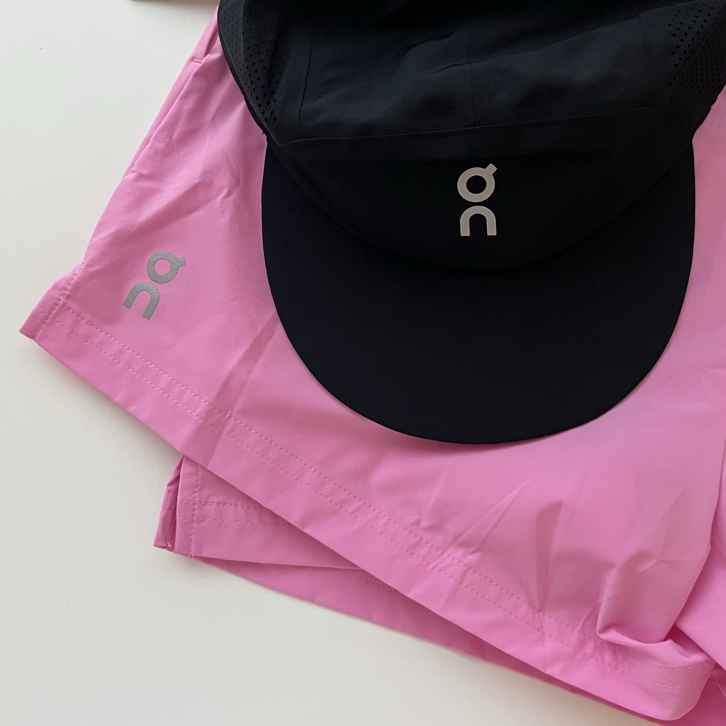 On Running Performance Cap Black 착용 스타일 - 1