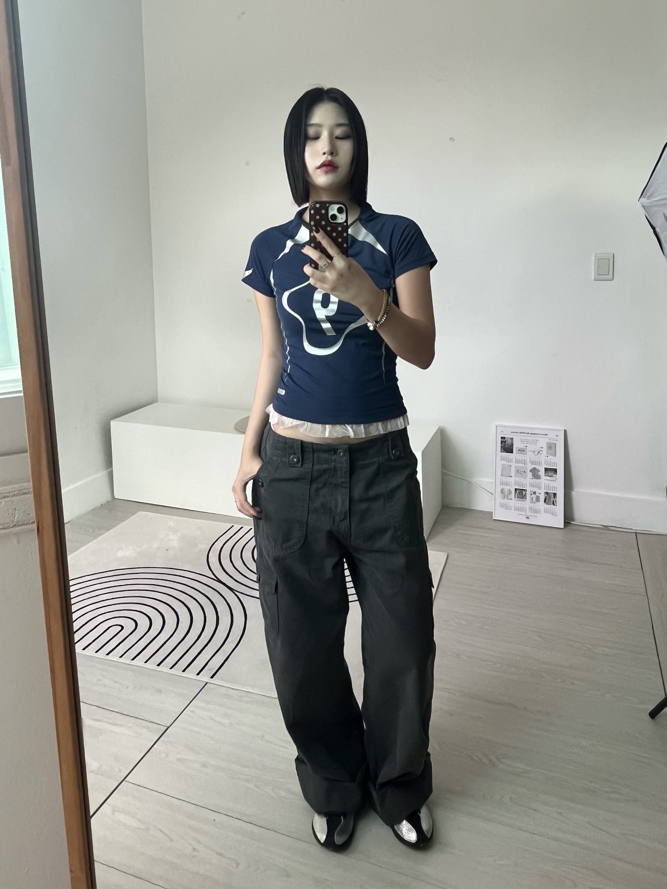 (W) Nike NSW Chill Knit Graphic T-Shirt Midnight Navy, (W) Nike Air Superfly Metallic Silver and Black 착용 스타일 - 5