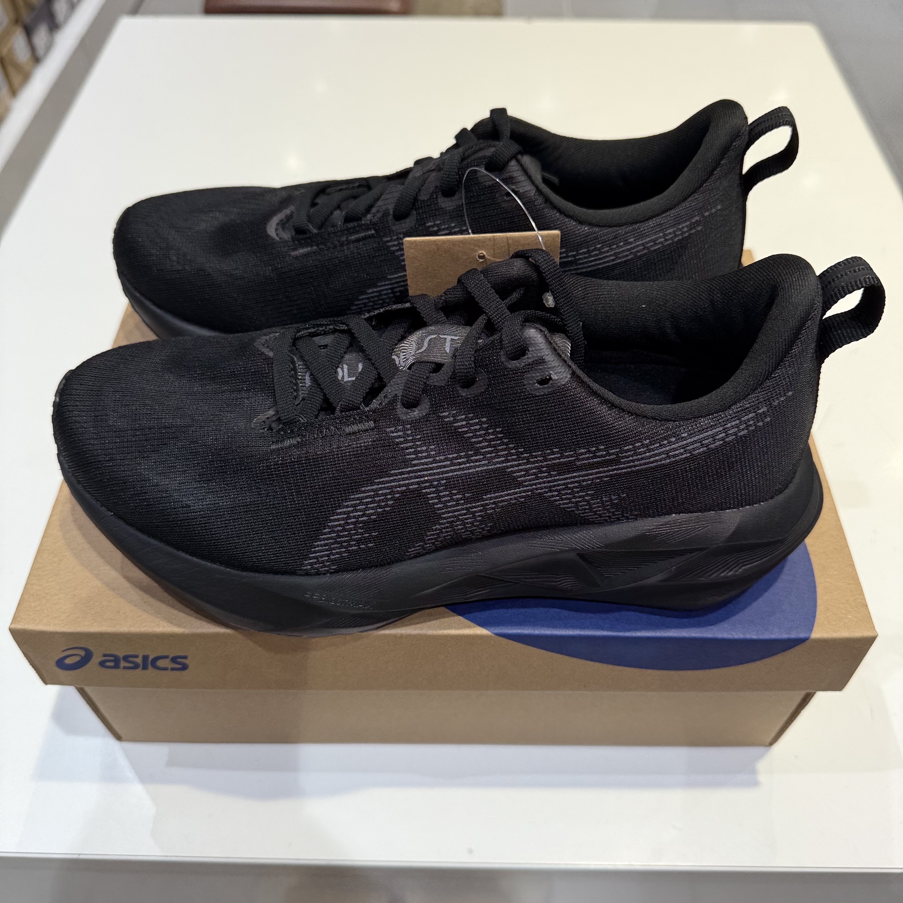 Asics Novablast 5 Black Carrier Grey 착용 스타일 - 2
