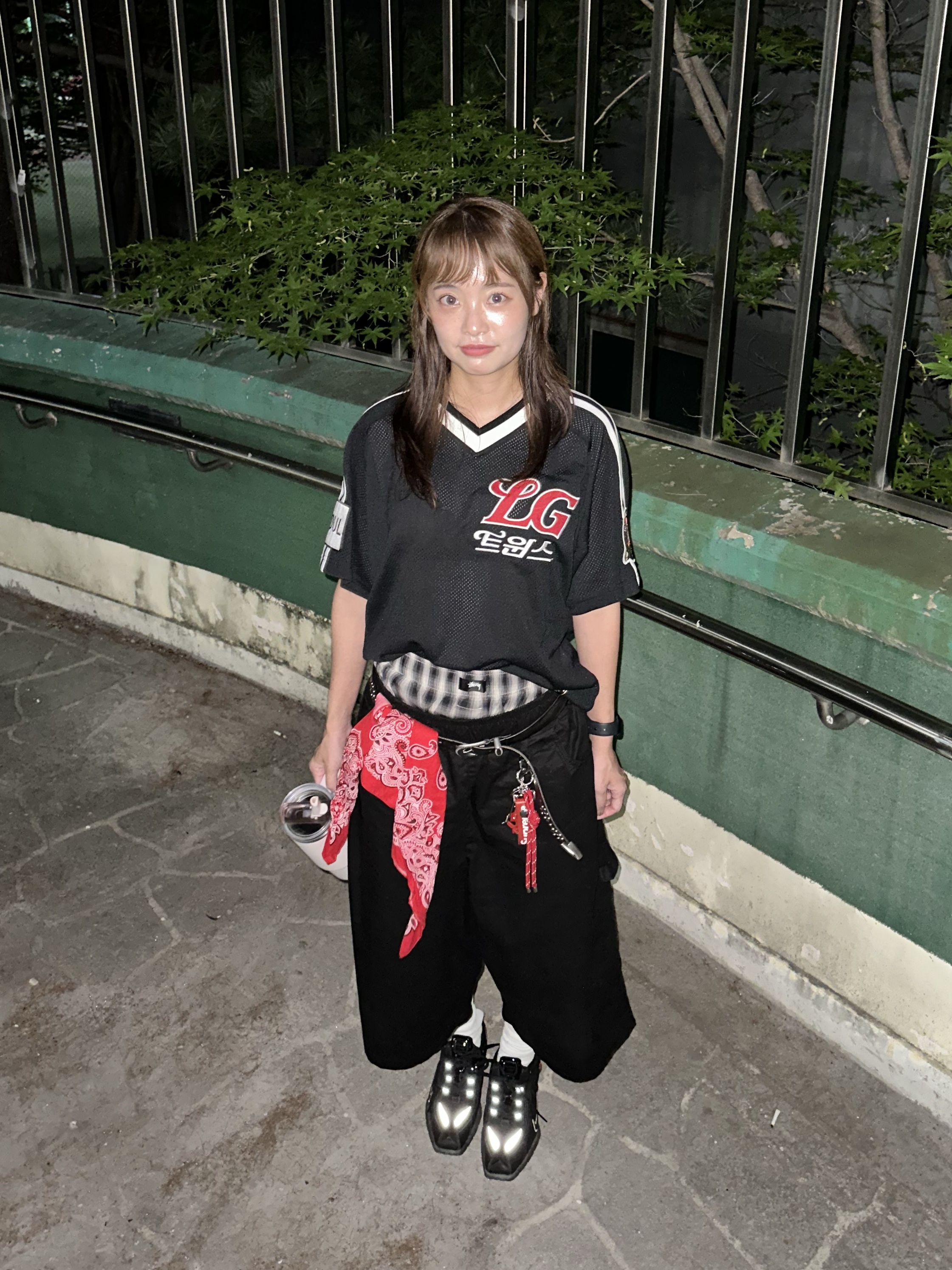 LG TWINS Classic Uniform Away, Nike x Martine Rose Shox MR4 Black 착용 스타일 - 3