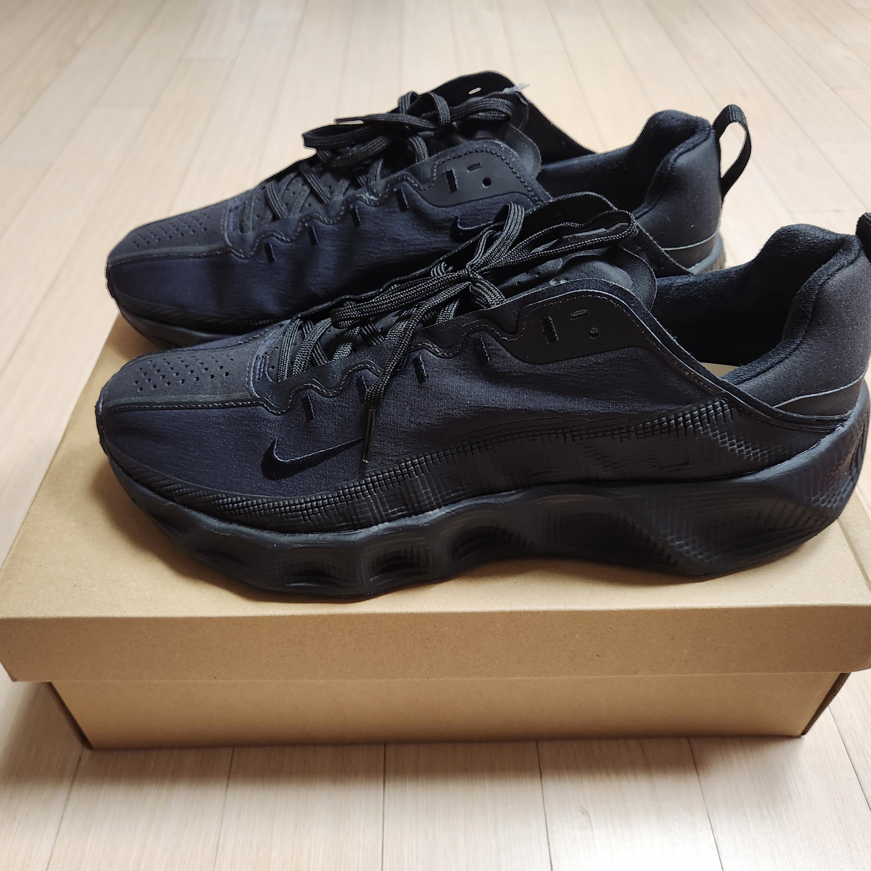 Nike Ava Rover Black Anthracite 착용 스타일 - 2
