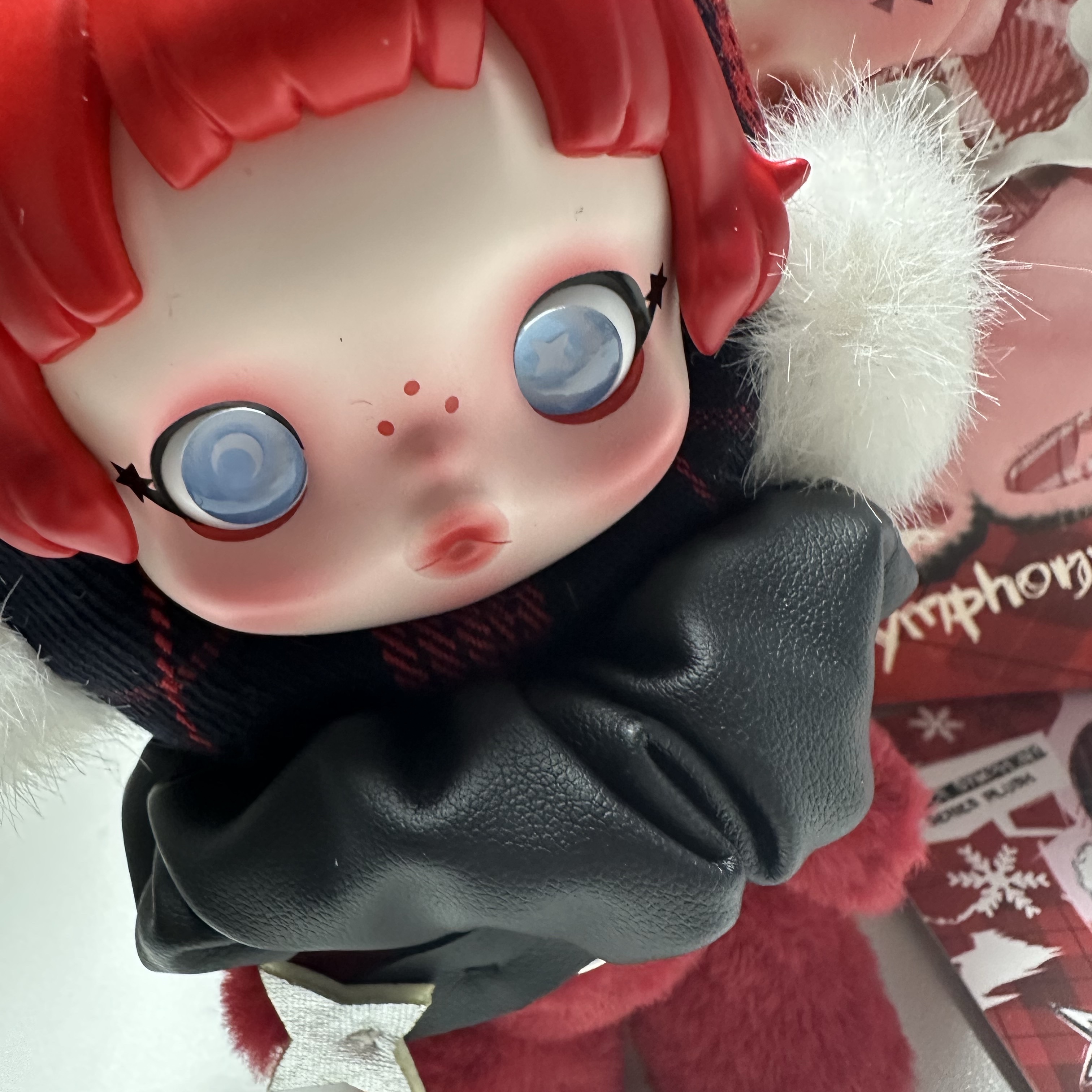 Pop Mart Skullpanda Winter Symphony Series Keyring Rock On (Opened Case) 착용 스타일