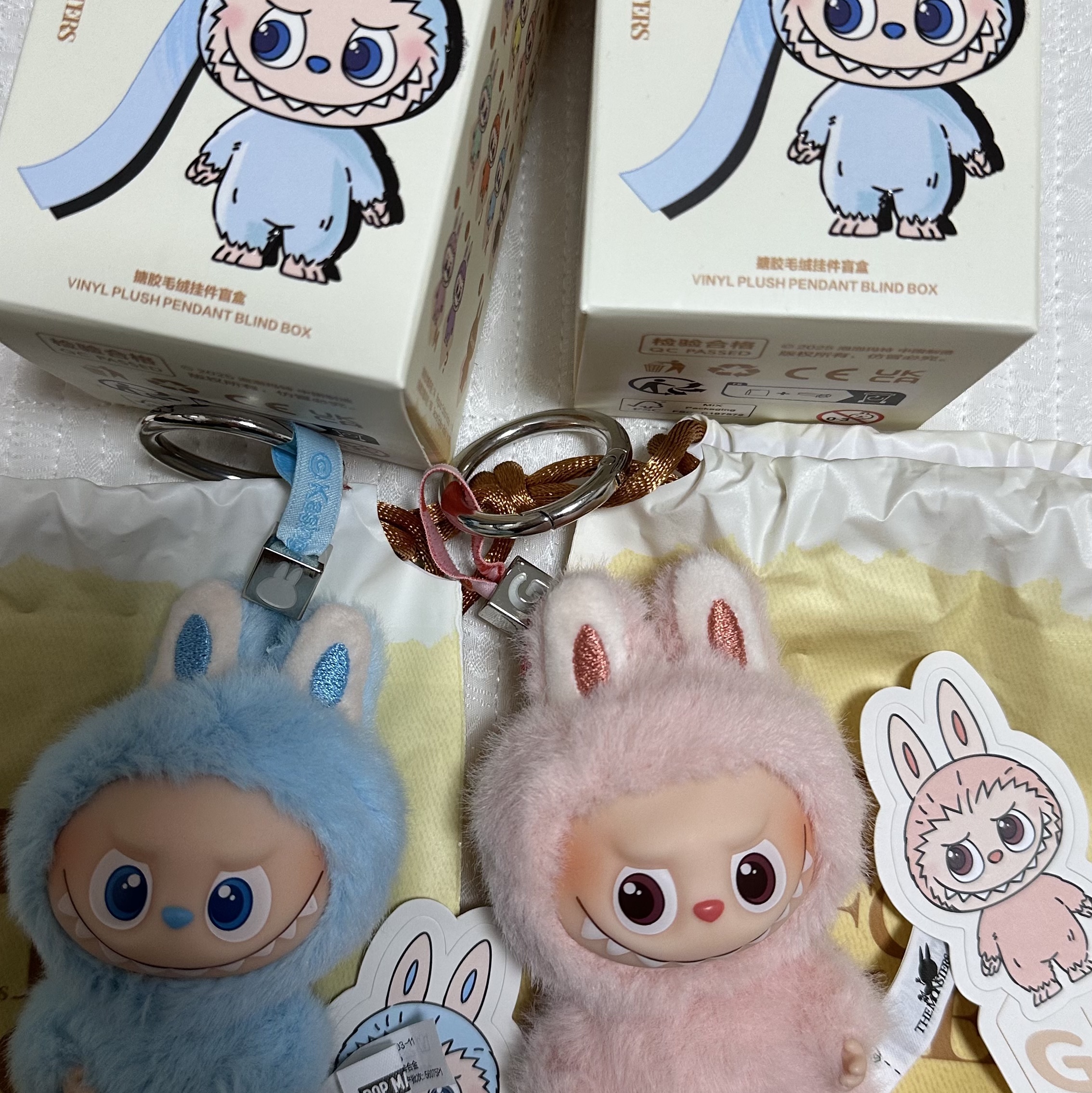 Pop Mart Labubu The Monsters Pin For Love Series Vinyl Plush Pendant Sealed Case (A-M) (14 Blind Boxes) 착용 스타일 - 2
