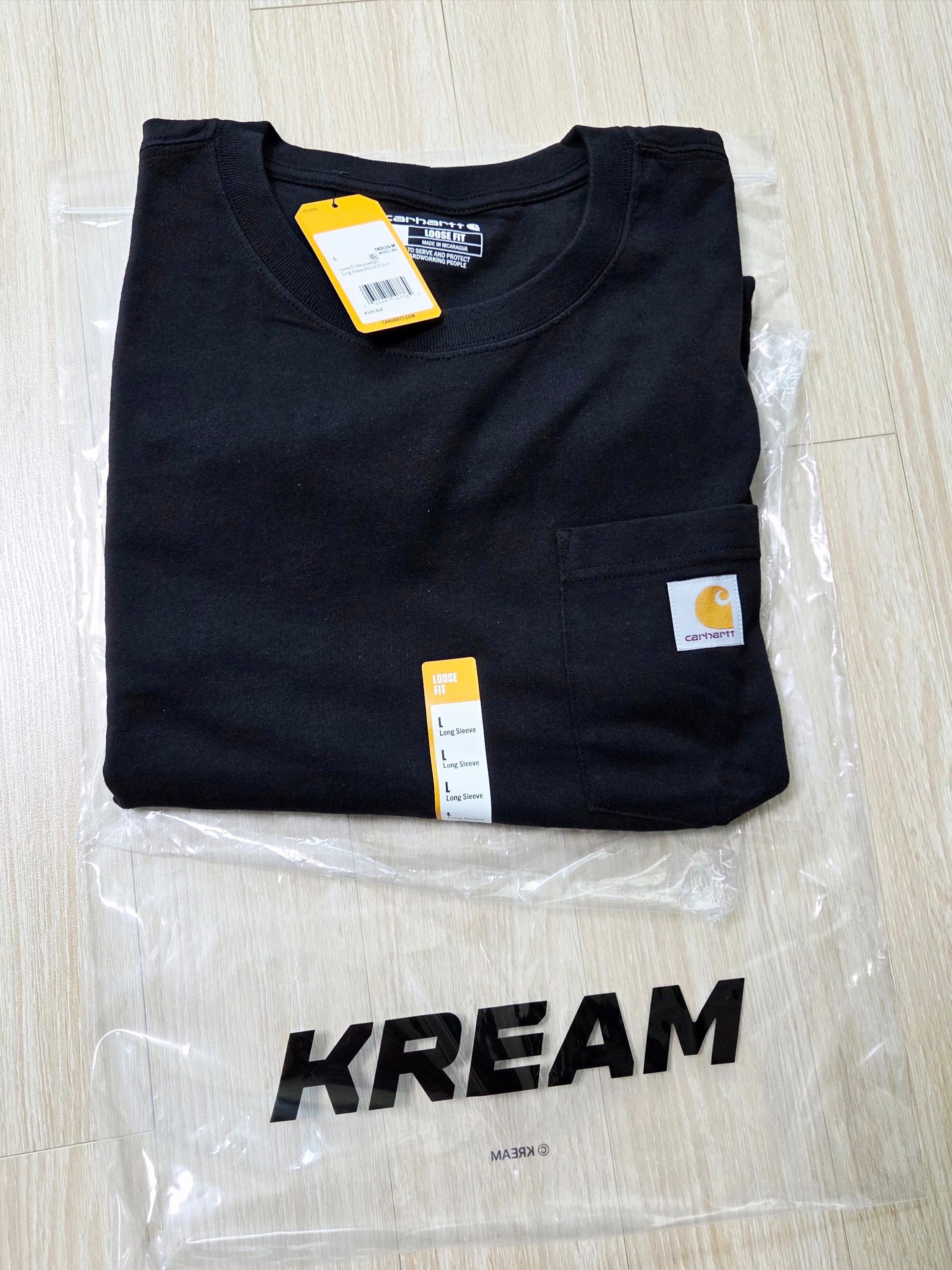Carhartt Loose Fit Heavyweight Regular Long Sleeve Pocket T-Shirt Black 착용 스타일