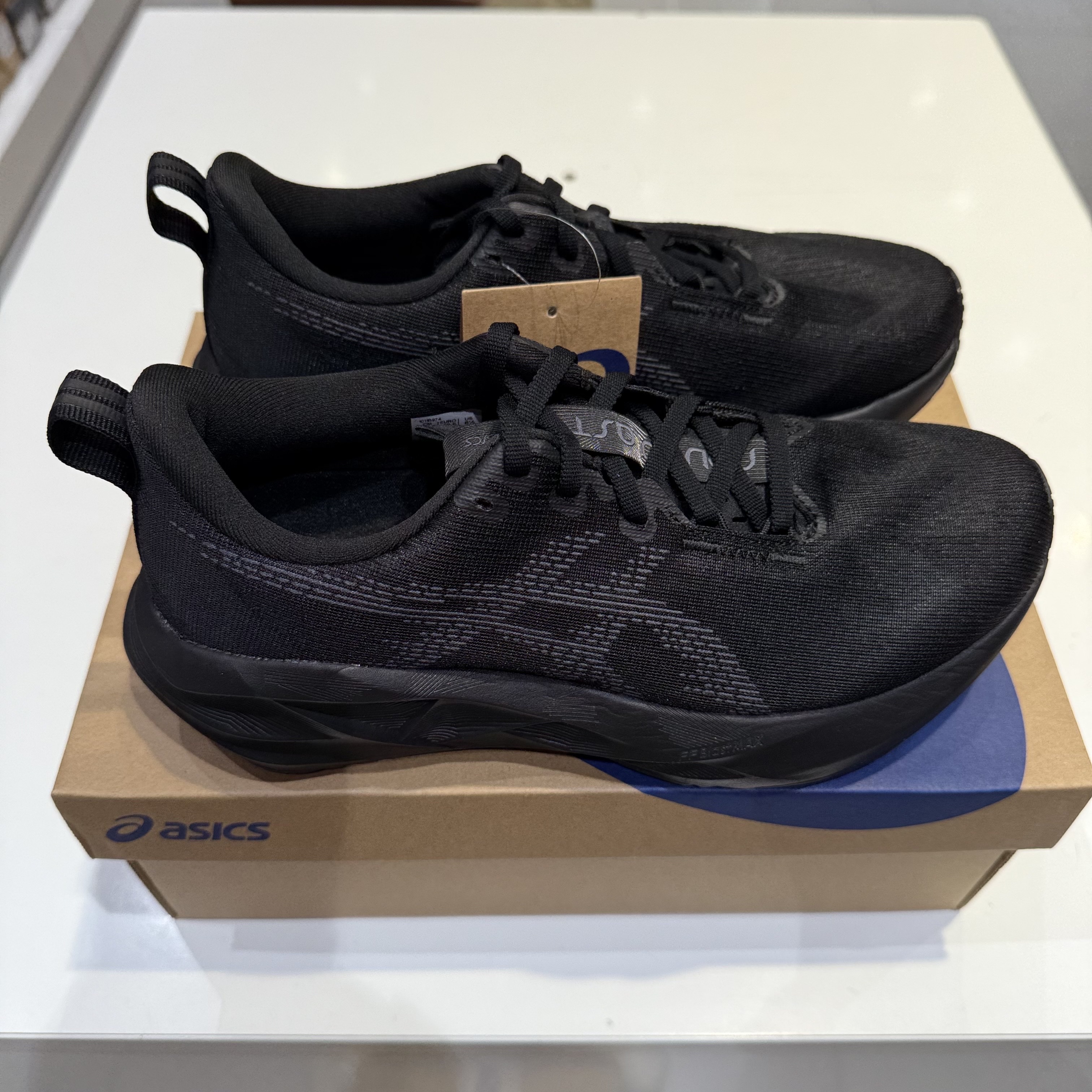 Asics Novablast 5 Black Carrier Grey 착용 스타일 - 4