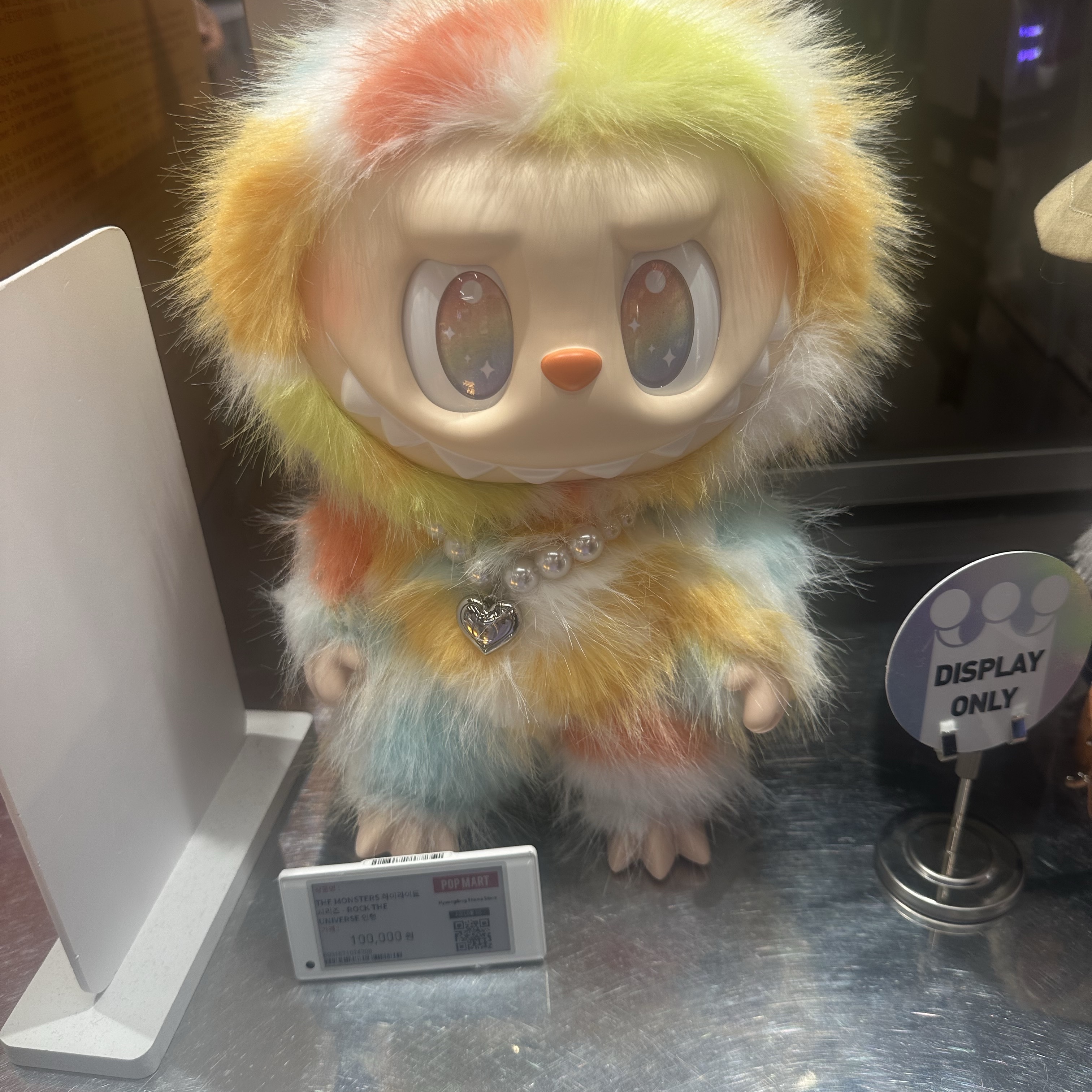 Pop Mart Labubu The Monsters Big Into Energy Series-Rock The Universe Vinyl Plush Doll 착용 스타일