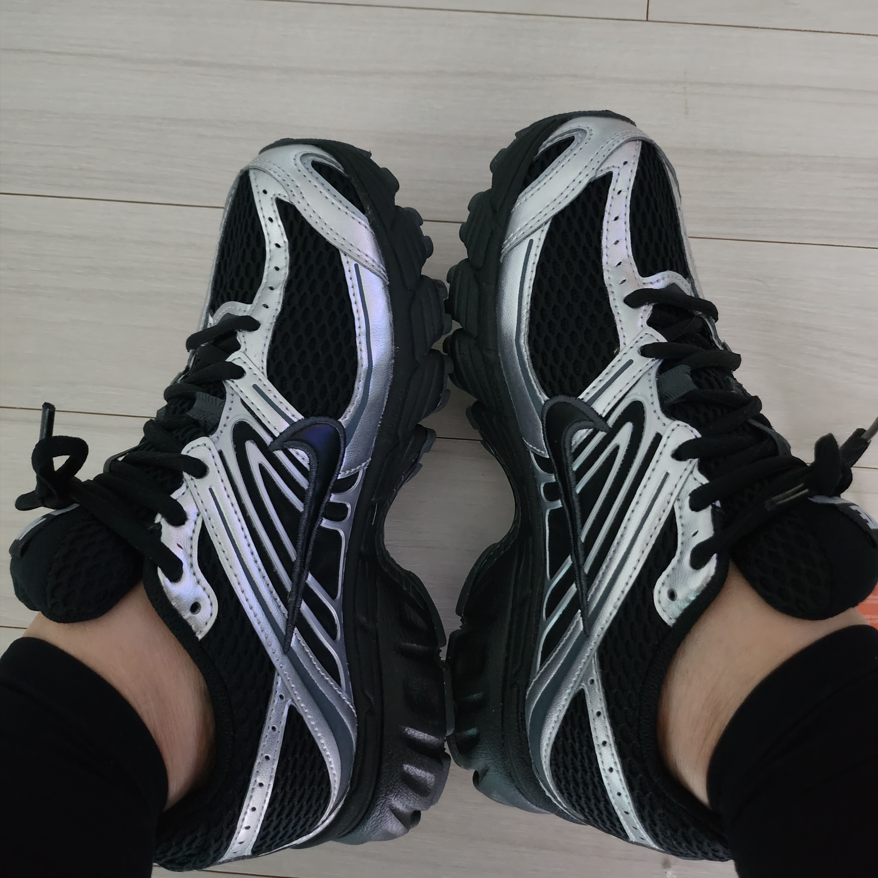 (W) Nike Air Max Moto 2K Black Metallic Silver 착용 스타일 - 2