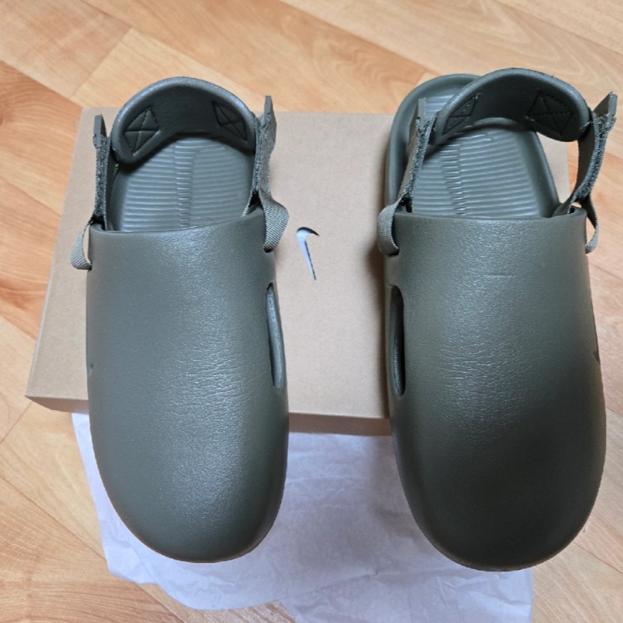 Nike Calm Mule Medium Olive Gum Medium Brown 착용 스타일