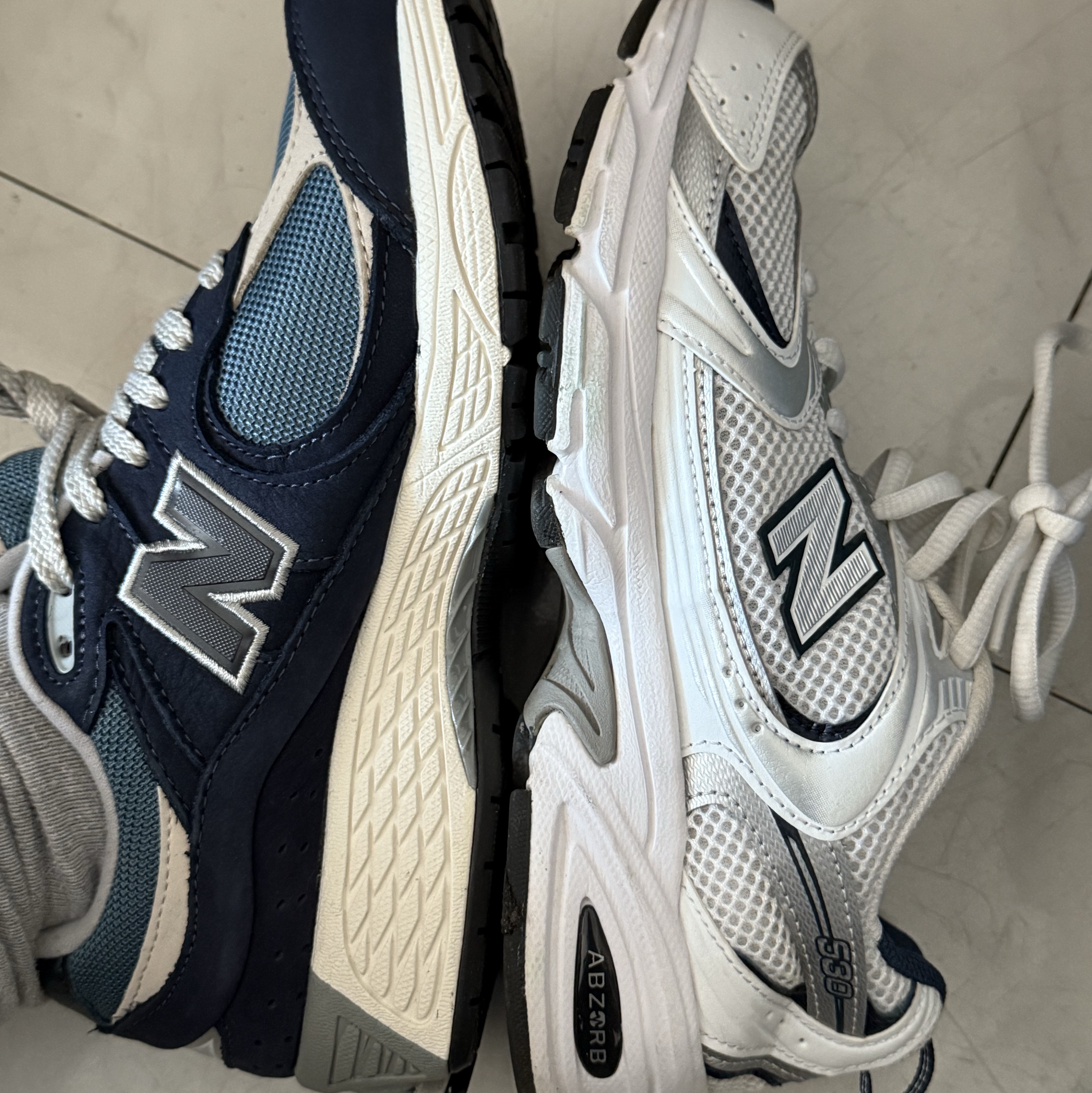 New Balance 2002R Dark Navy, New Balance 530 White 착용 스타일