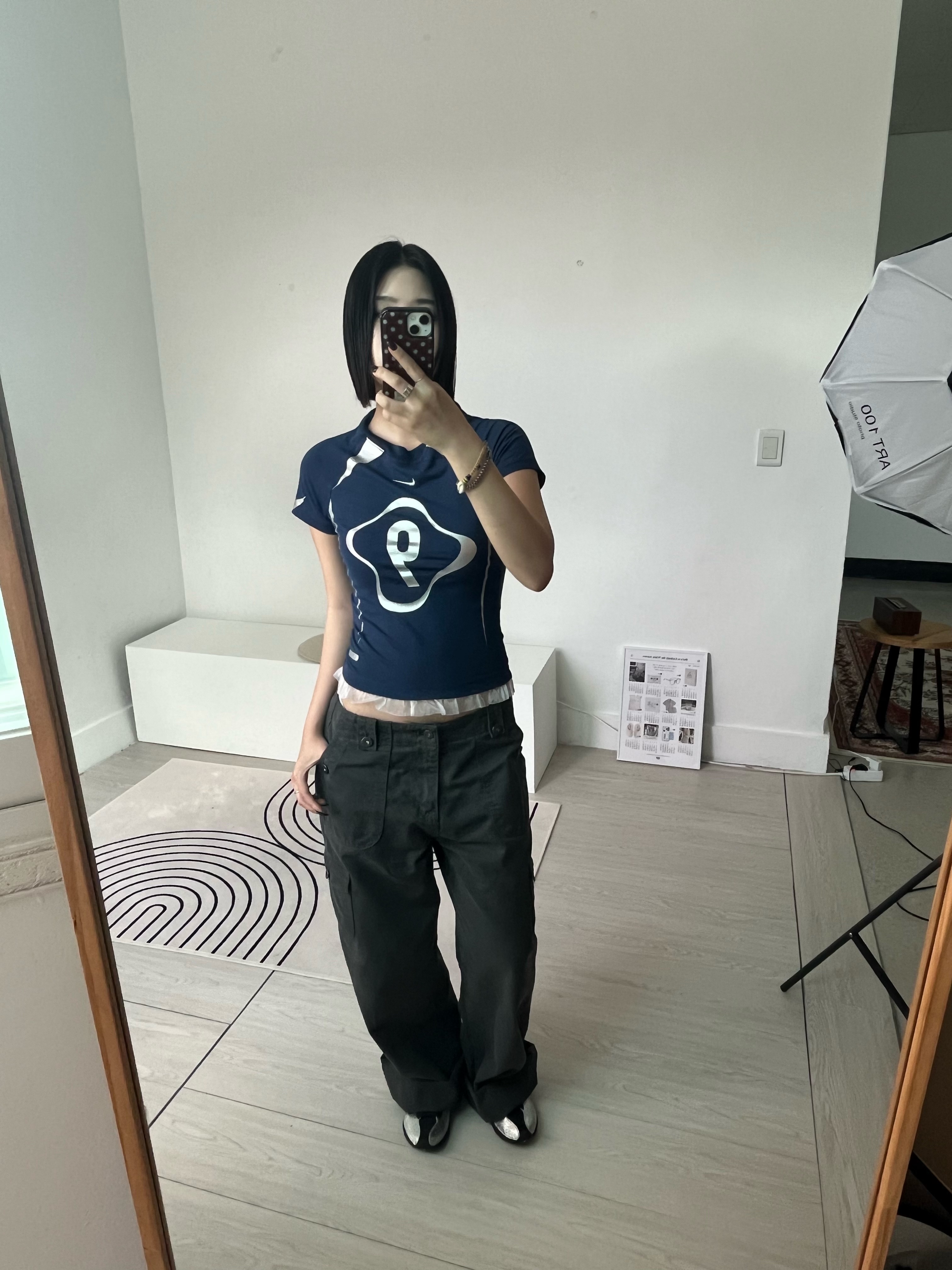 (W) Nike NSW Chill Knit Graphic T-Shirt Midnight Navy, (W) Nike Air Superfly Metallic Silver and Black 착용 스타일 - 4