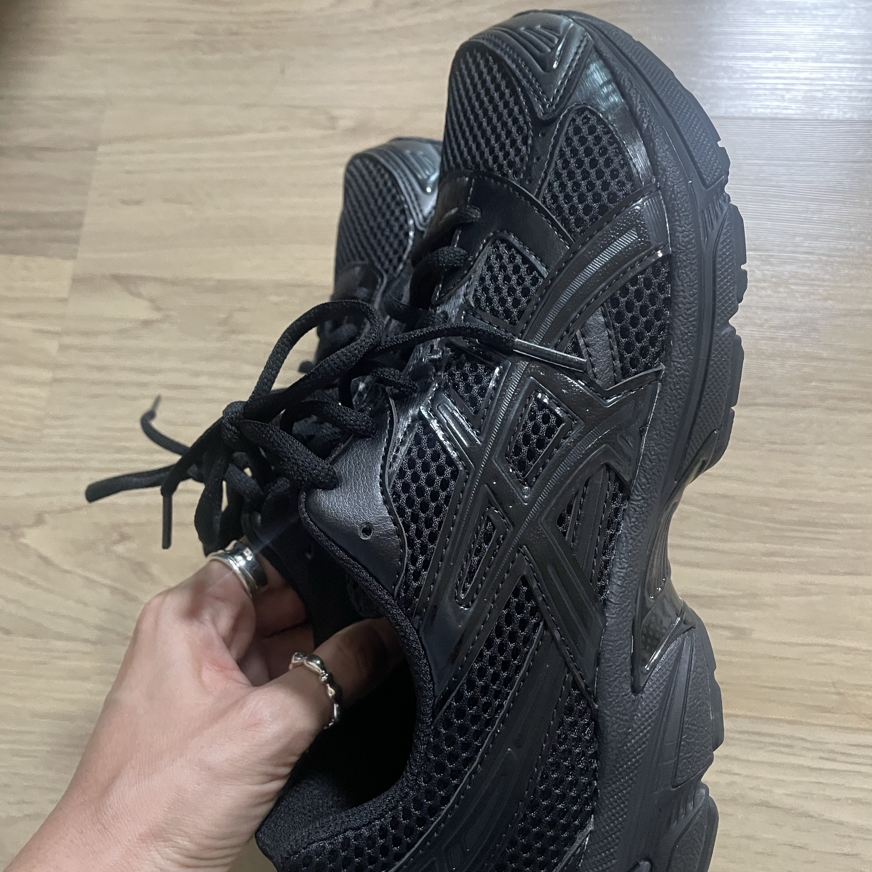 Asics Gel-1130 Black Graphite Grey 착용 스타일 - 1