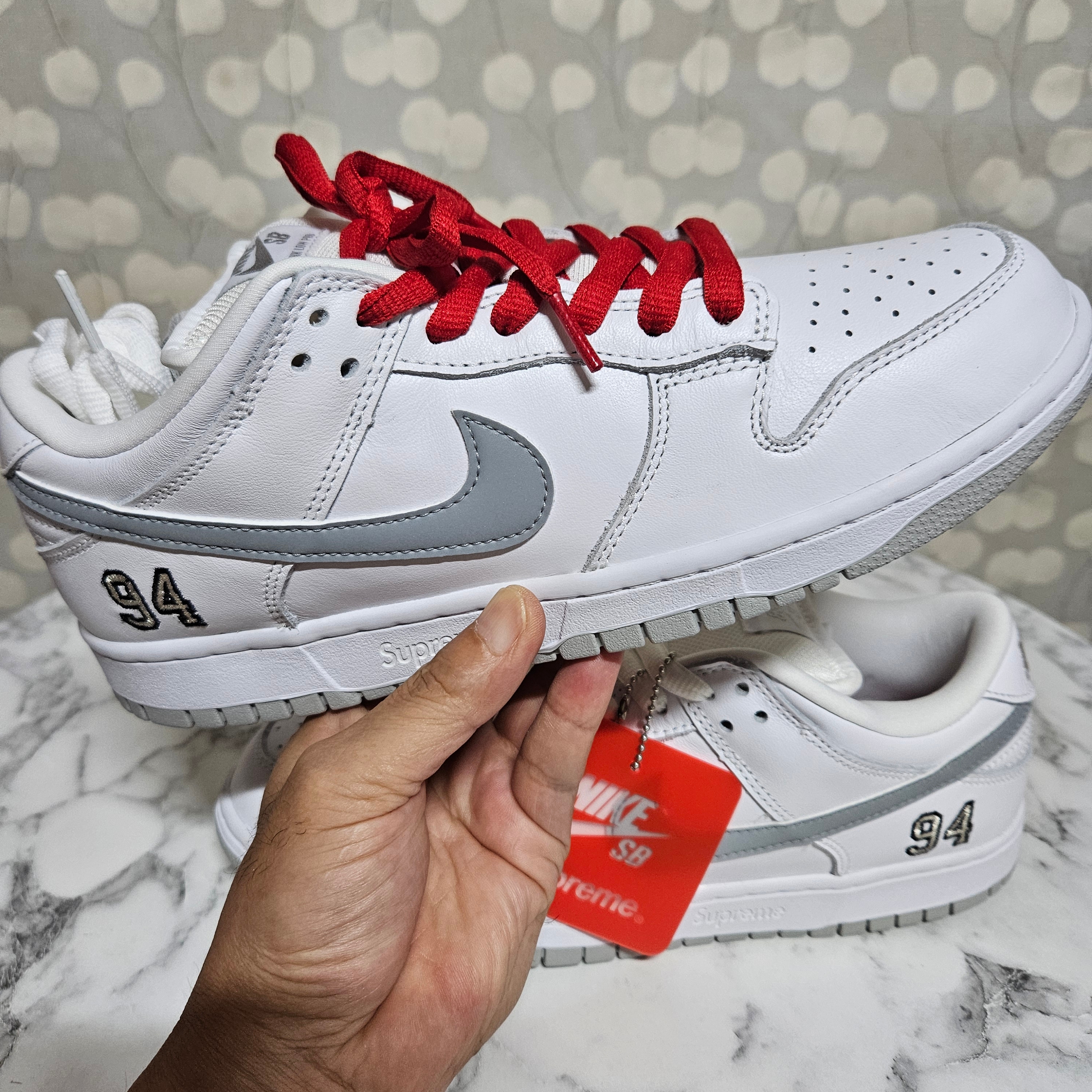 Nike x Supreme SB Dunk Low White 착용 스타일 - 2