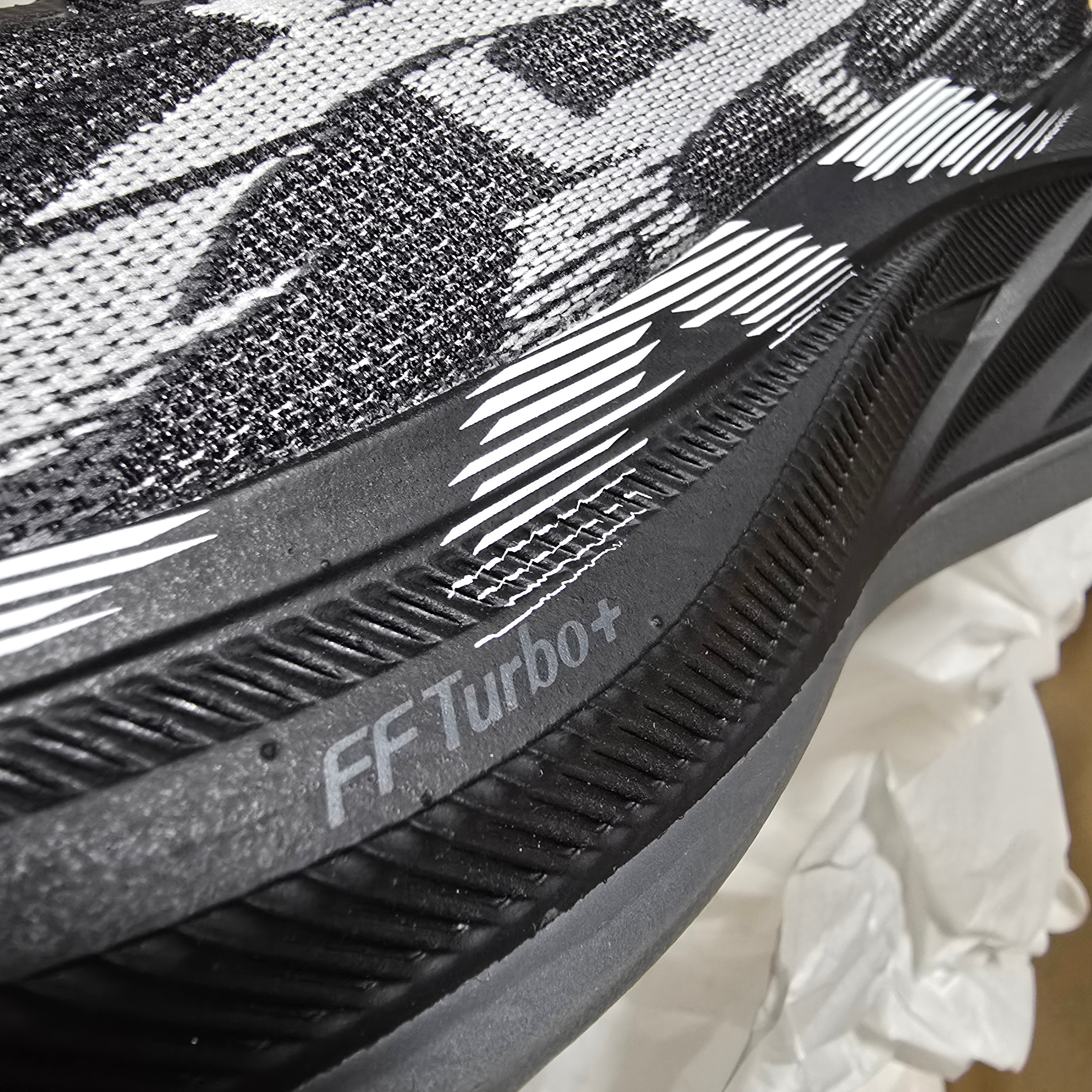 Asics Superblast 2 Black White 착용 스타일 - 2