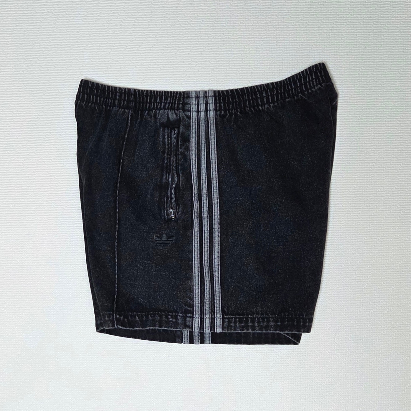 (W) Adidas Adicolor Denim Firebird Shorts True Black Denim - US Sizing 착용 스타일 - 4