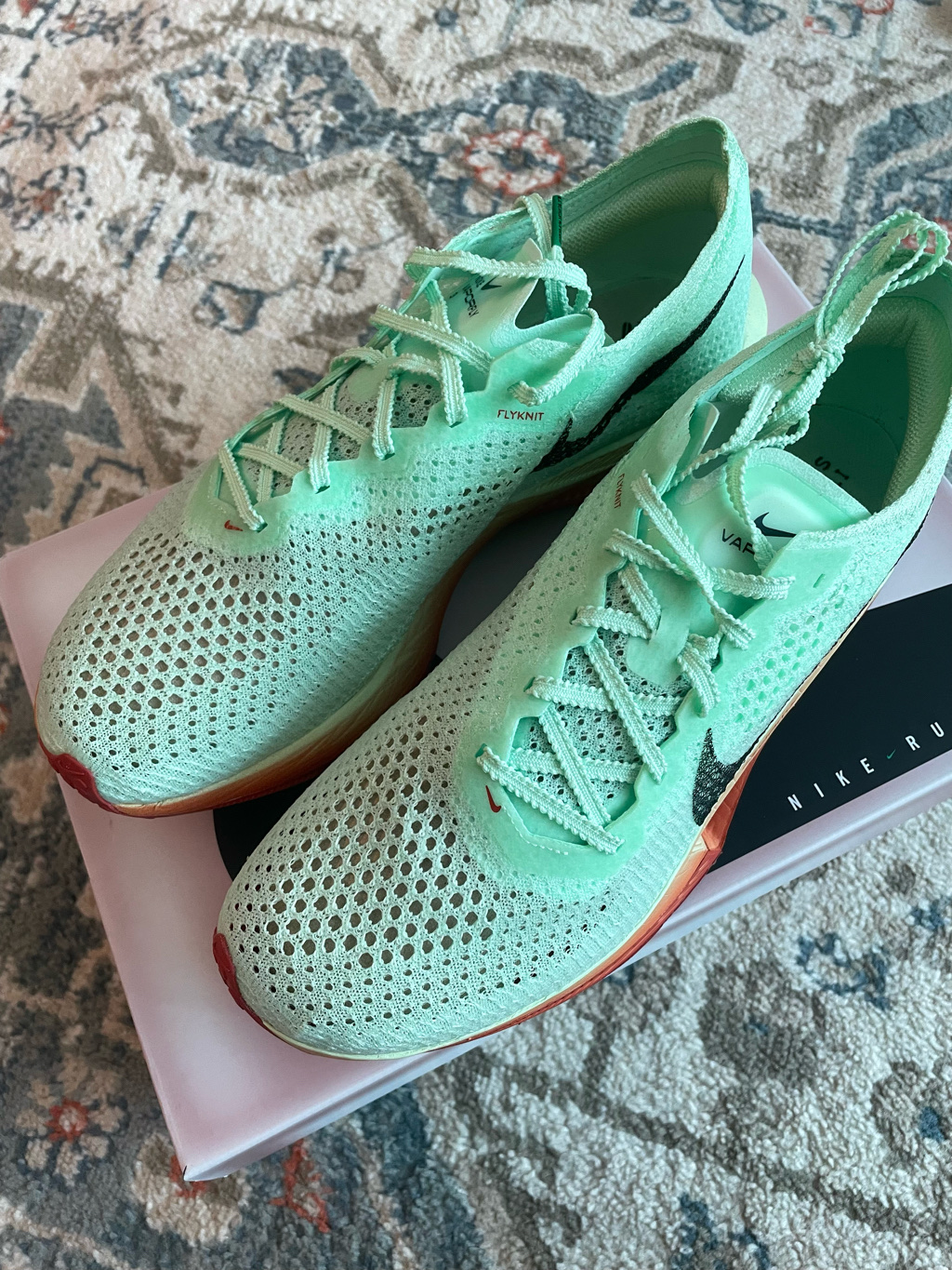Nike ZoomX Vaporfly Next% 3 Vapor Green Dragon Red 착용 스타일 - 2