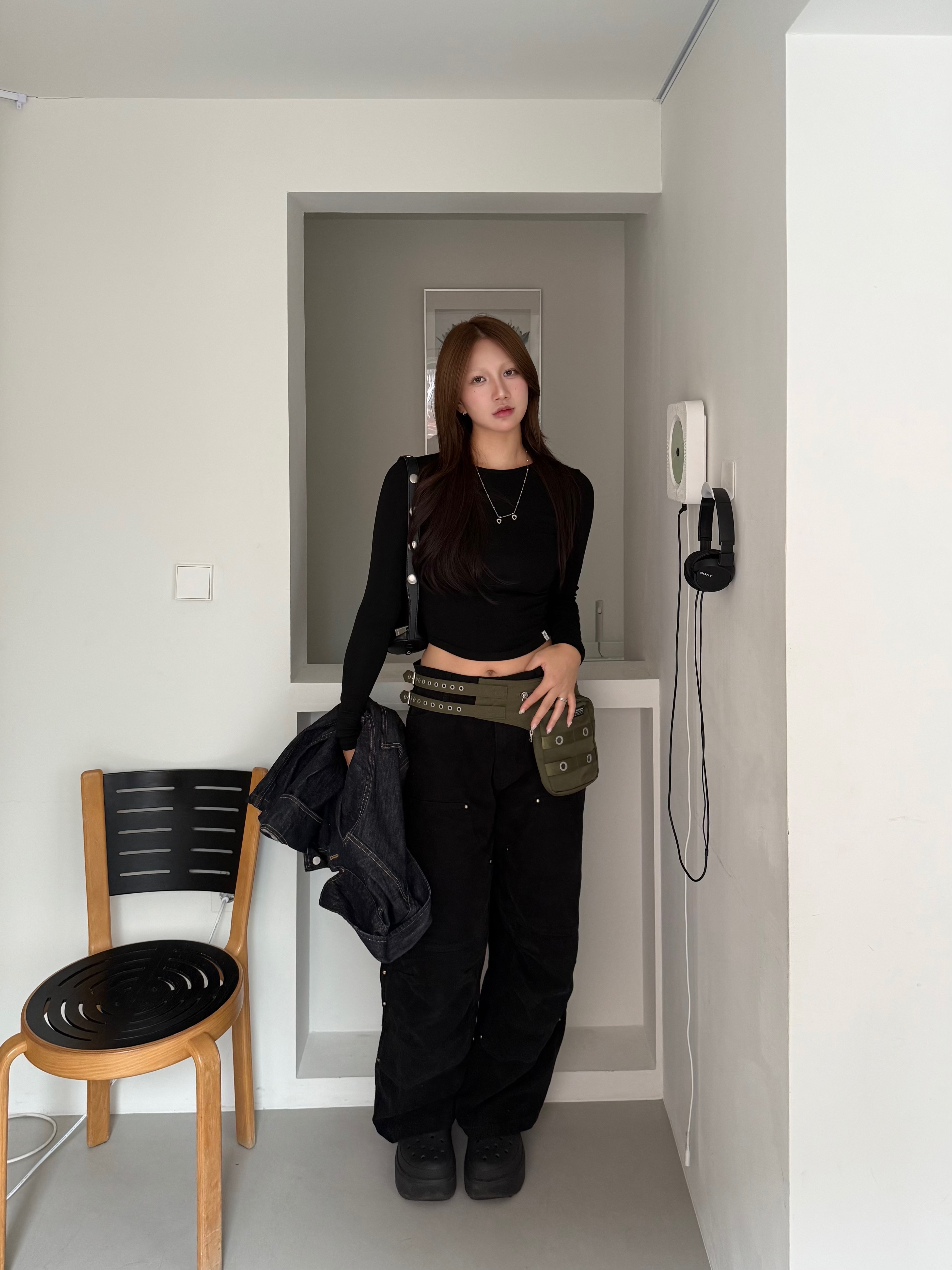 Vacant Archive Unisex Nova Carpenter Pants Black, Vacant Archive Piper Wide Hipsack Belt Khaki 착용 스타일