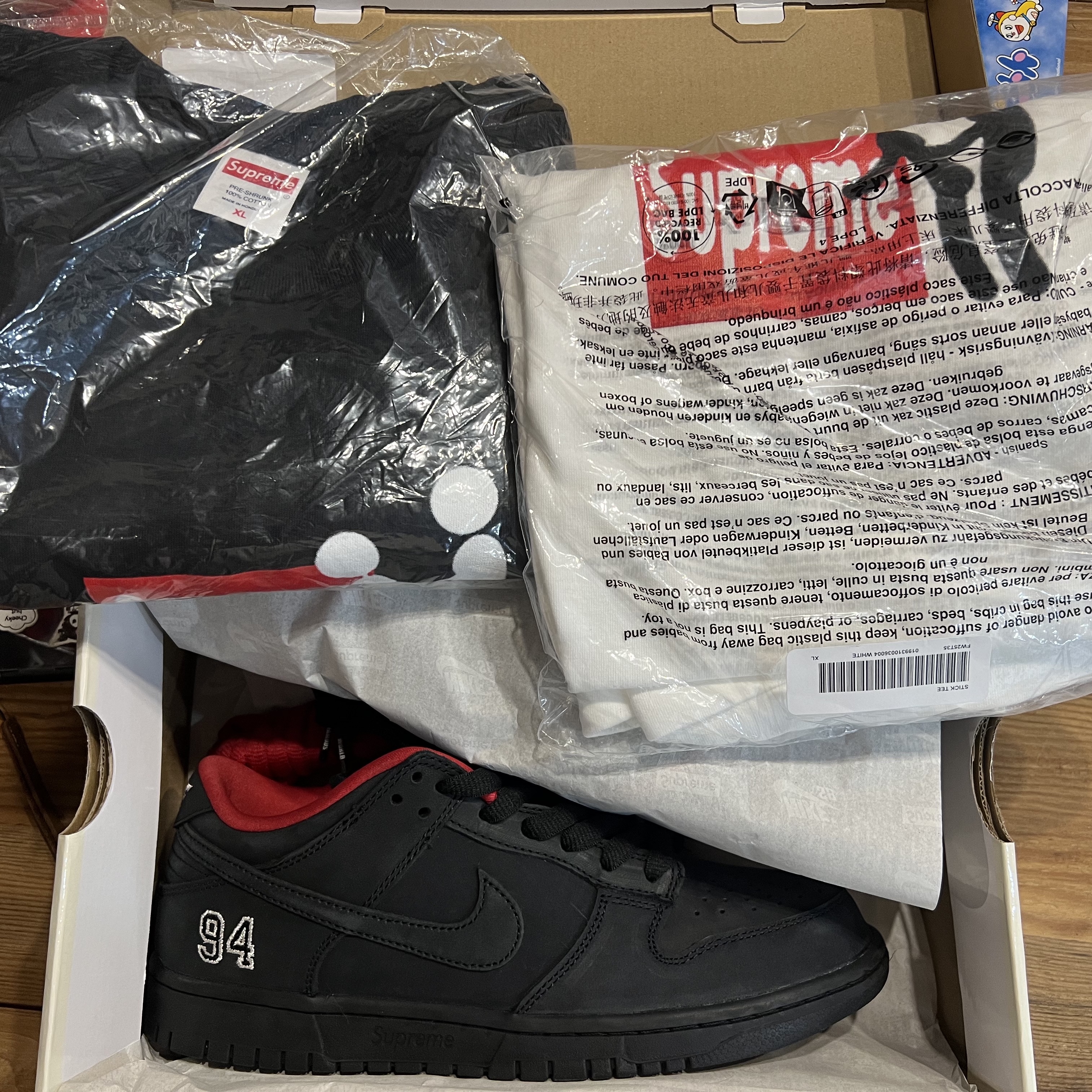 Nike x Supreme SB Dunk Low Black, Supreme Stick T-Shirt Black - 25FW 착용 스타일