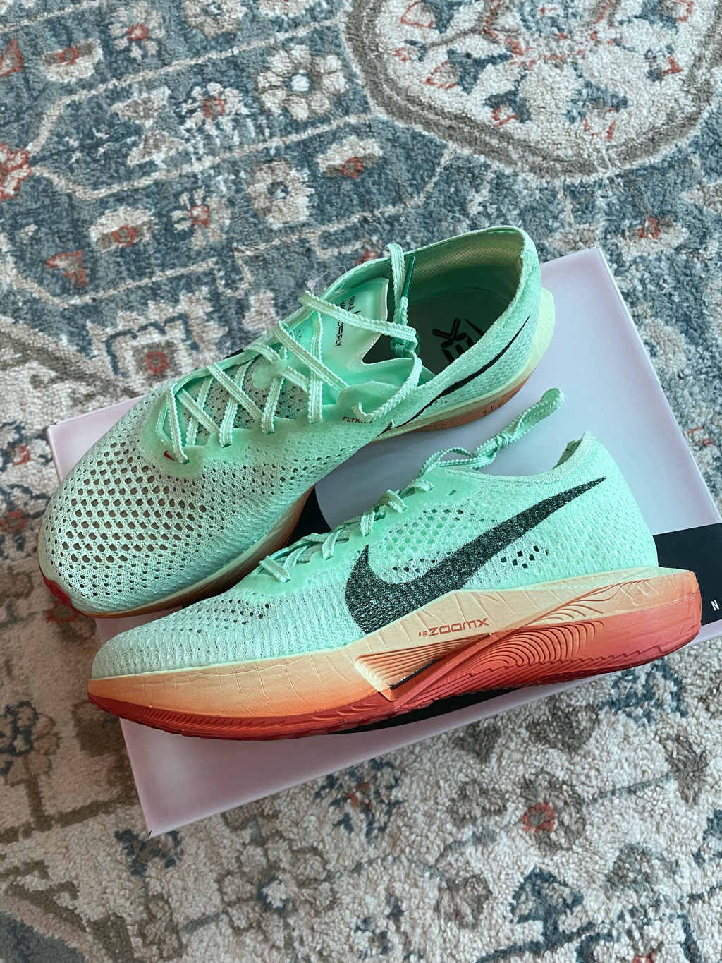 Nike ZoomX Vaporfly Next% 3 Vapor Green Dragon Red 착용 스타일 - 1