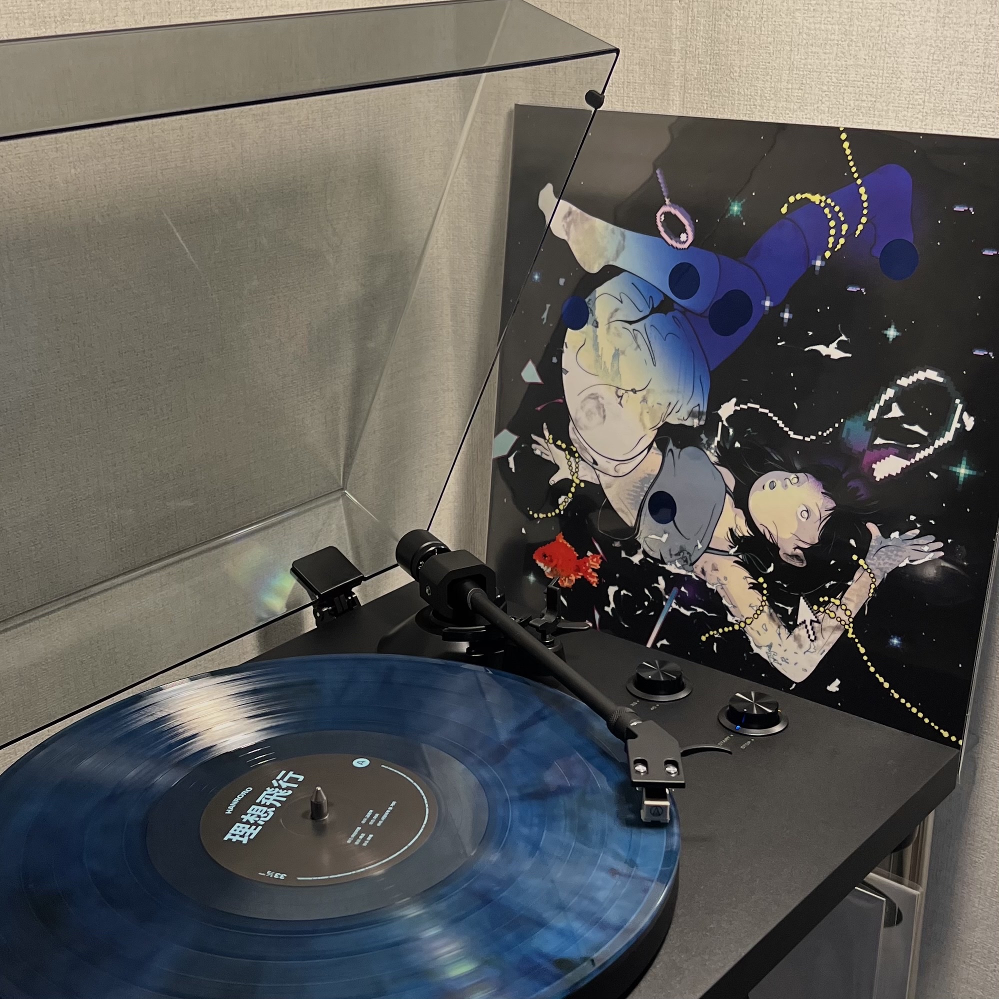 Hanroro 1st EP Take Off E Blue Marble 착용 스타일