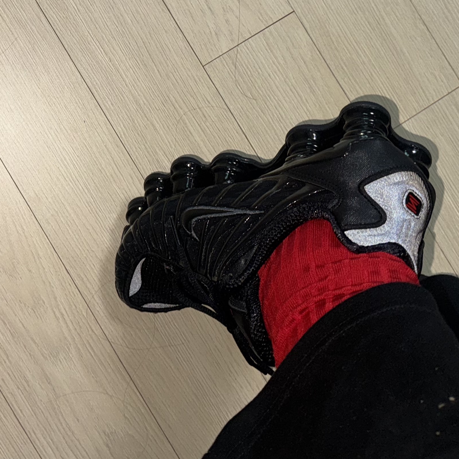 (W) Nike Shox TL Black and Max Orange 착용 스타일 - 2