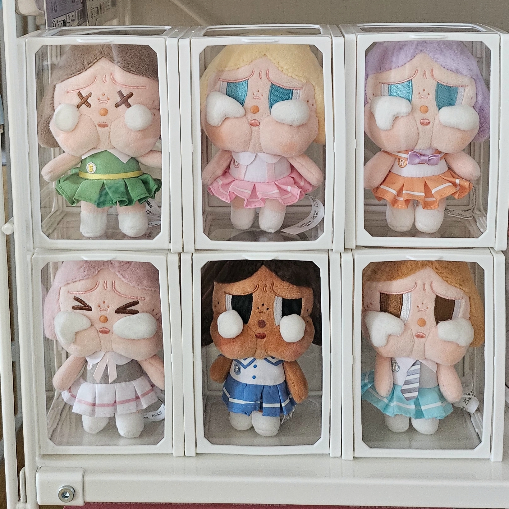 Pop Mart Crybaby Sunset Concert Series Keyring Sealed Case (6 Blind Boxes) 착용 스타일