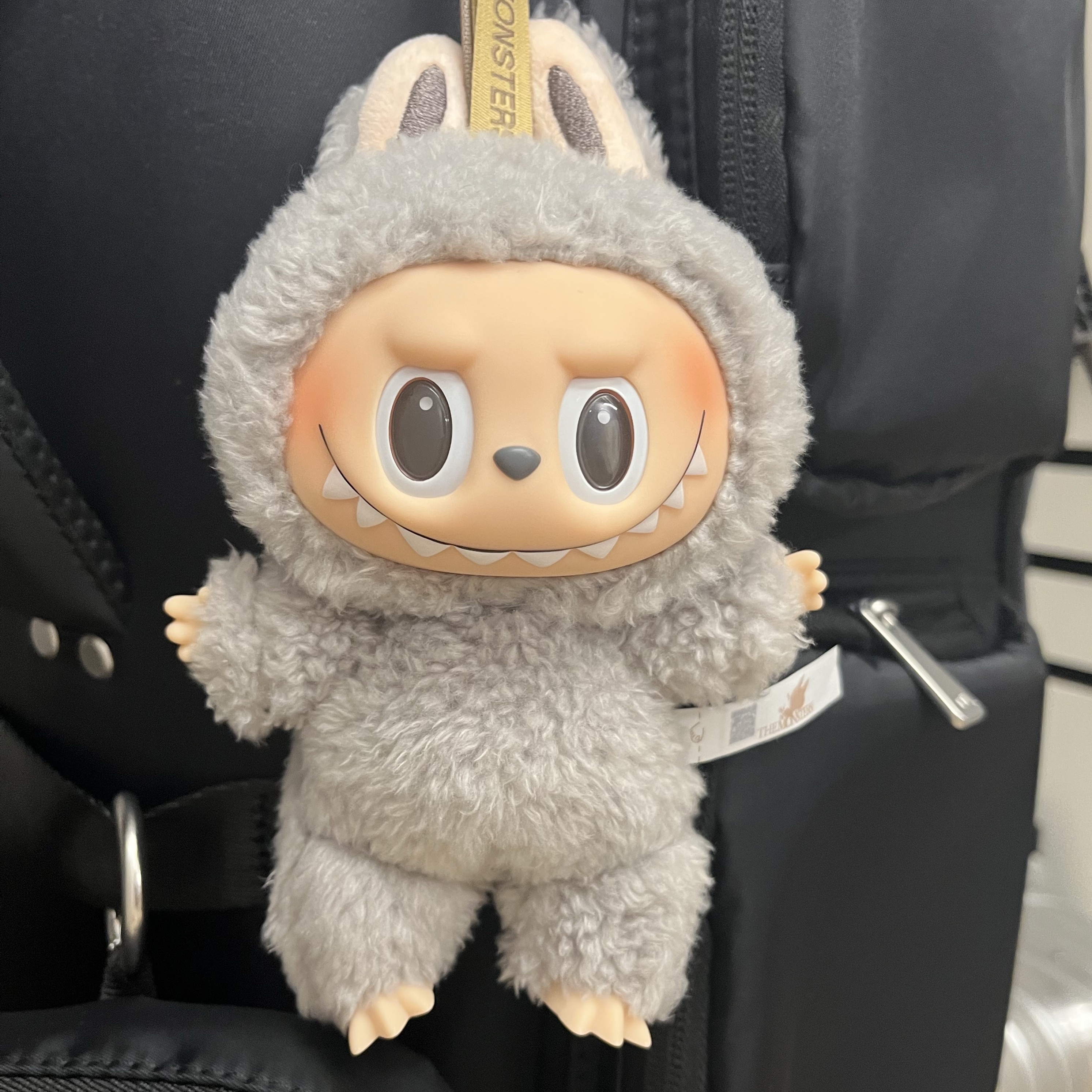 Pop Mart Labubu The Monsters Labubu Tasty Macarons Series Sesame Bean Keyring (Opened Case) 착용 스타일