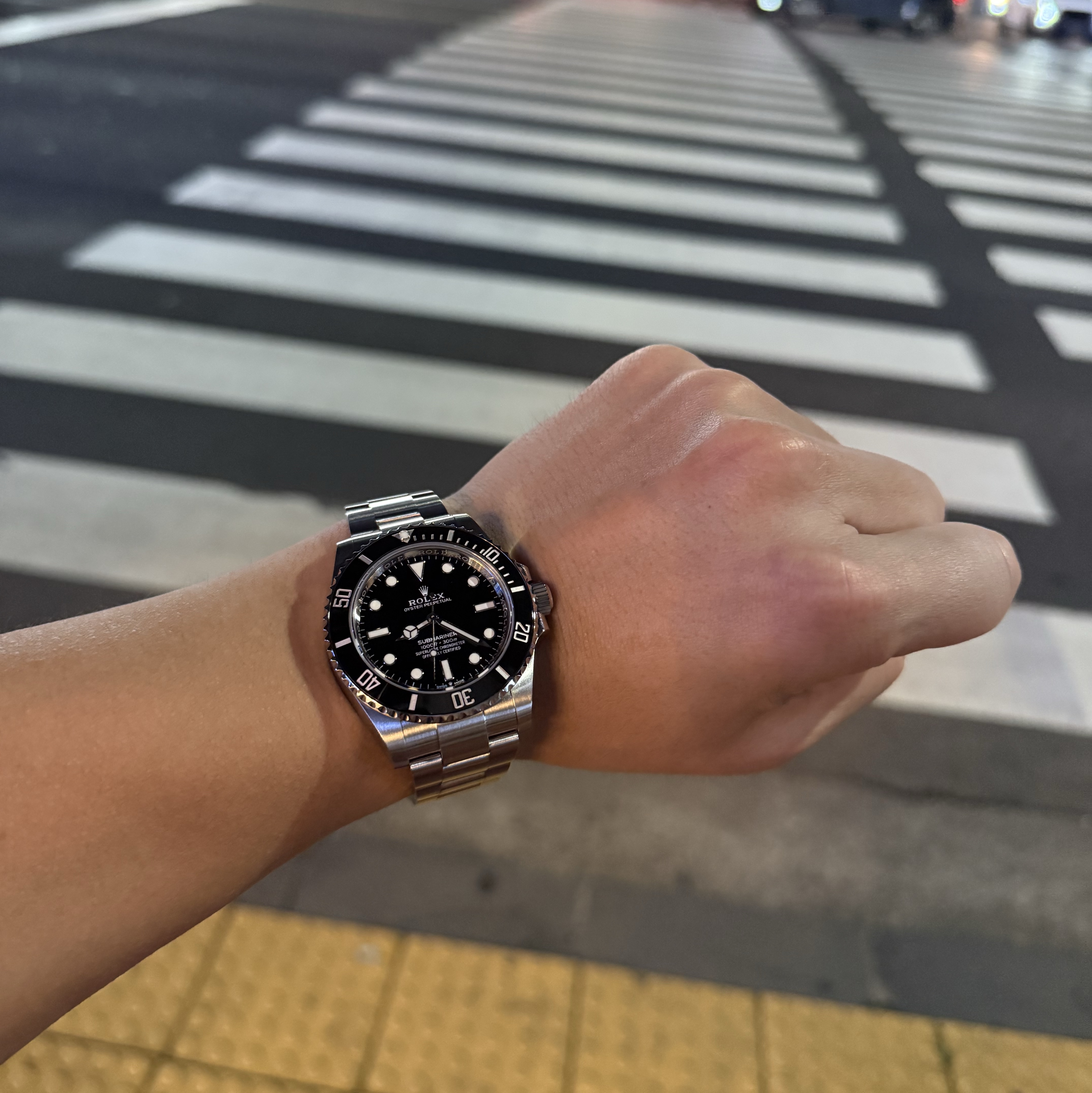 Rolex Submariner 41mm 124060 Black Oyster 착용 스타일 - 3