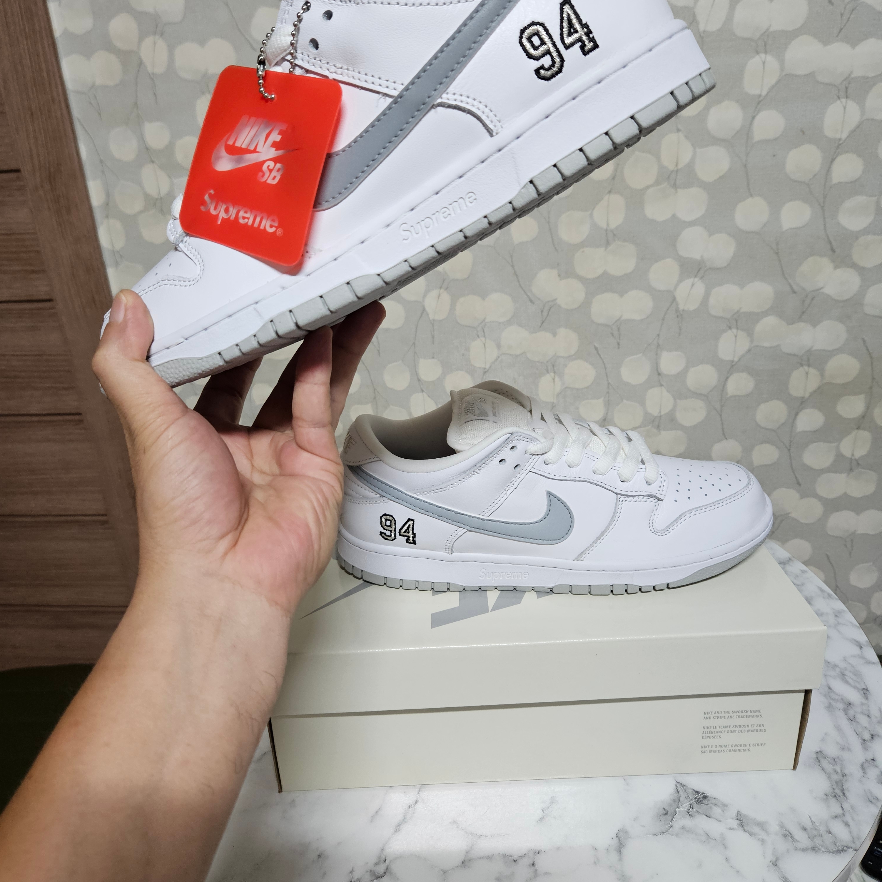Nike x Supreme SB Dunk Low White 착용 스타일 - 1