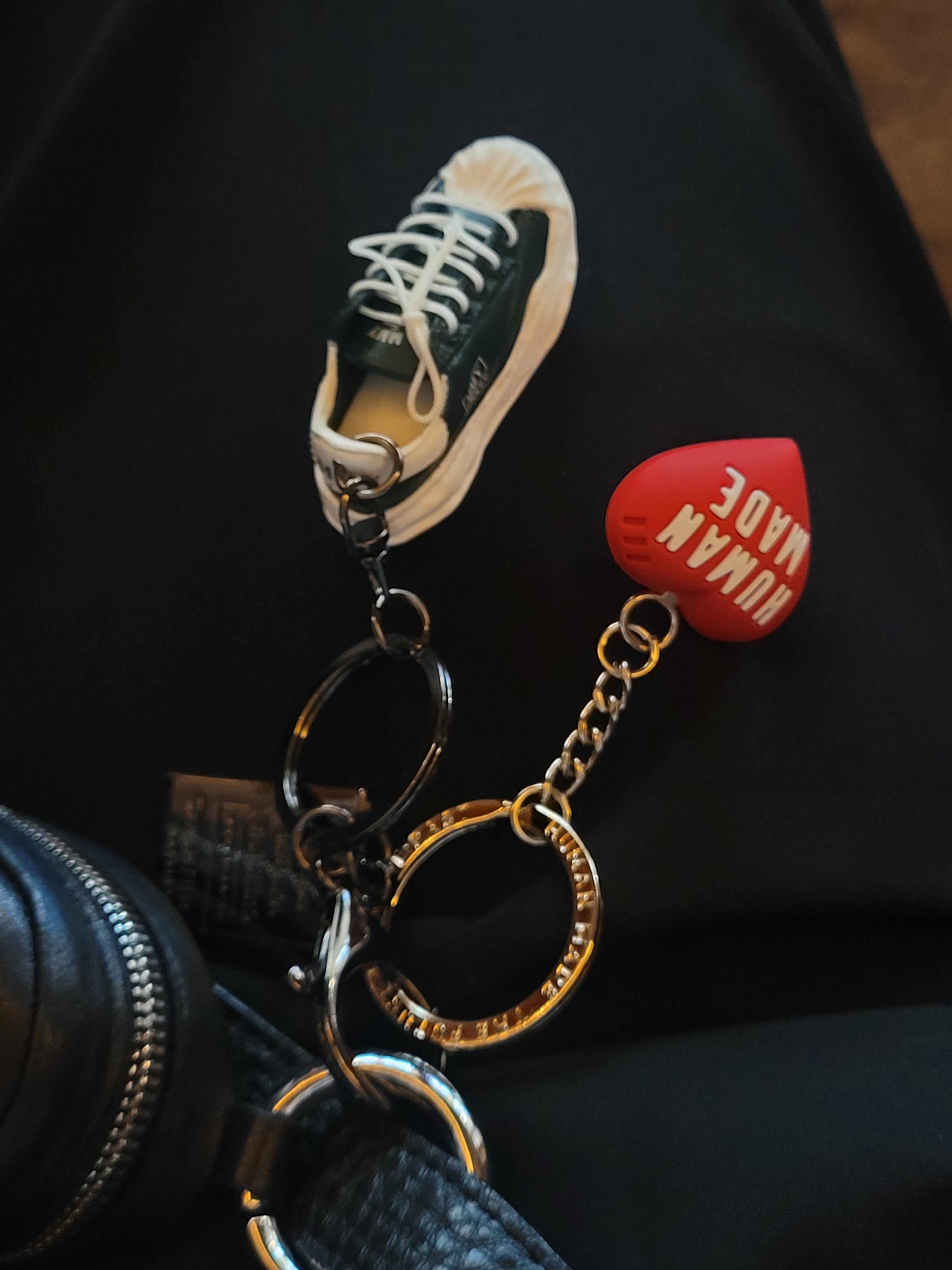 Human Made Heart Rubber Key Chain Red, Odyssey x Maison Mihara Yasuhiro Blakey Keyring Green 착용 스타일 - 3