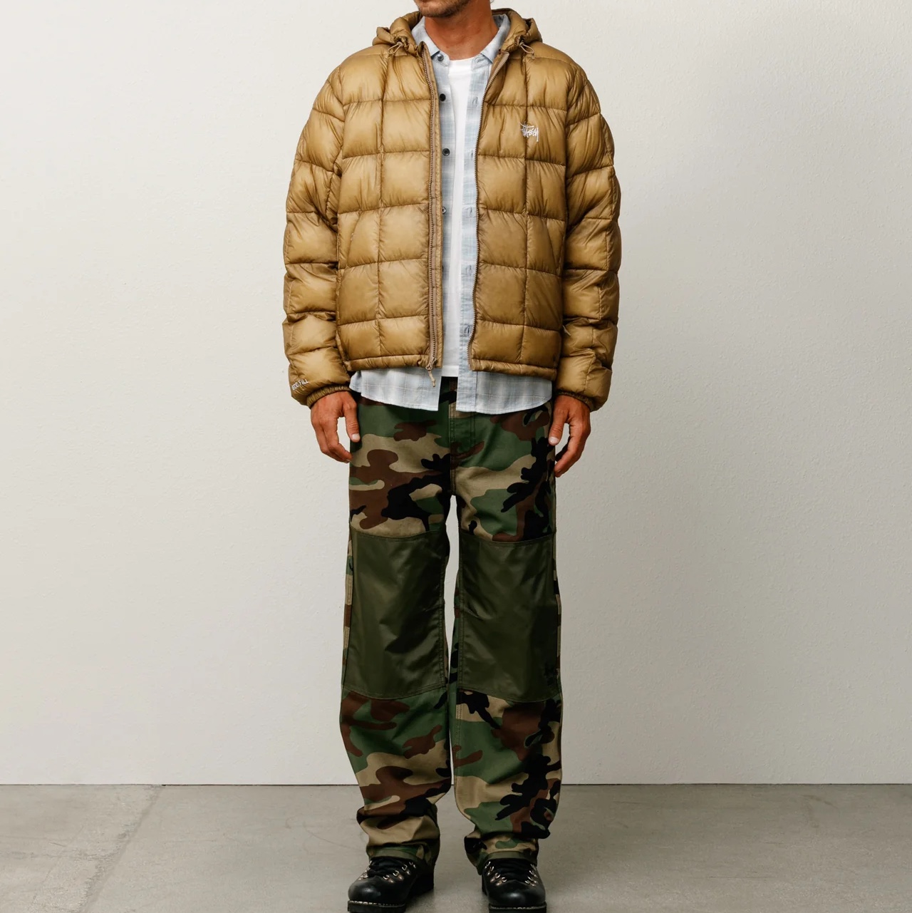 Stussy Midweight Hooded Puffer Khaki 착용 스타일