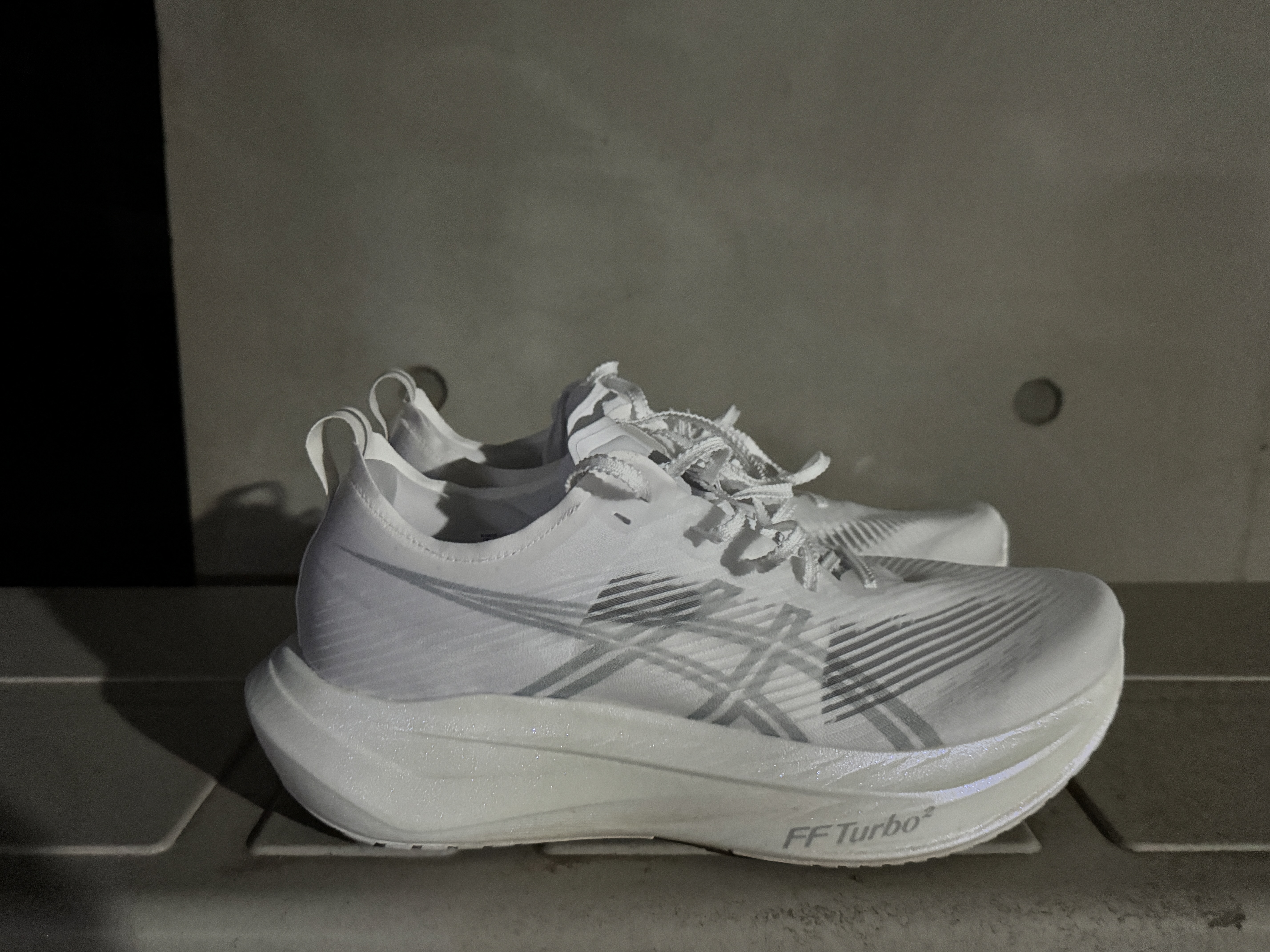 Asics Megablast White Piedmont Grey 착용 스타일
