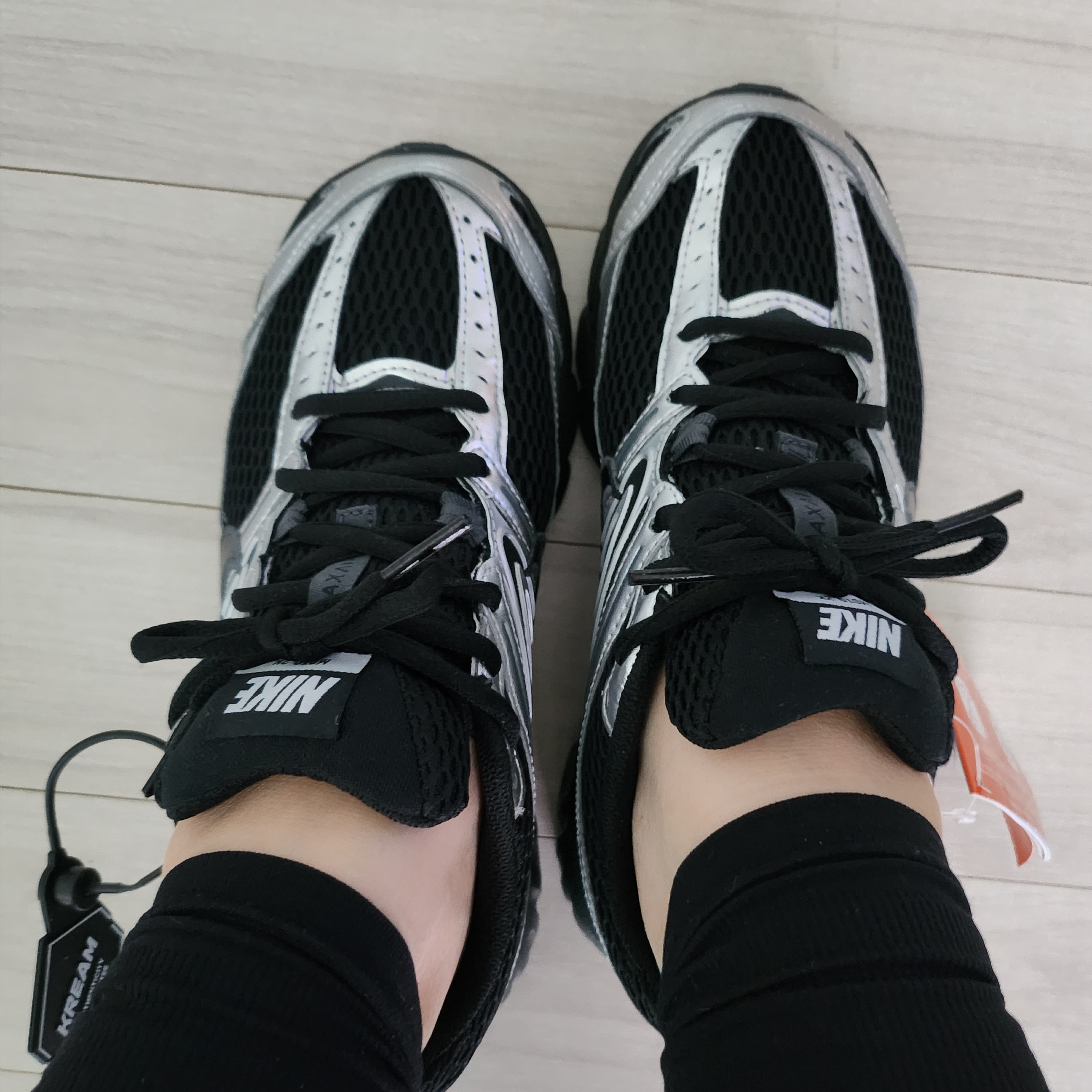 (W) Nike Air Max Moto 2K Black Metallic Silver 착용 스타일 - 1