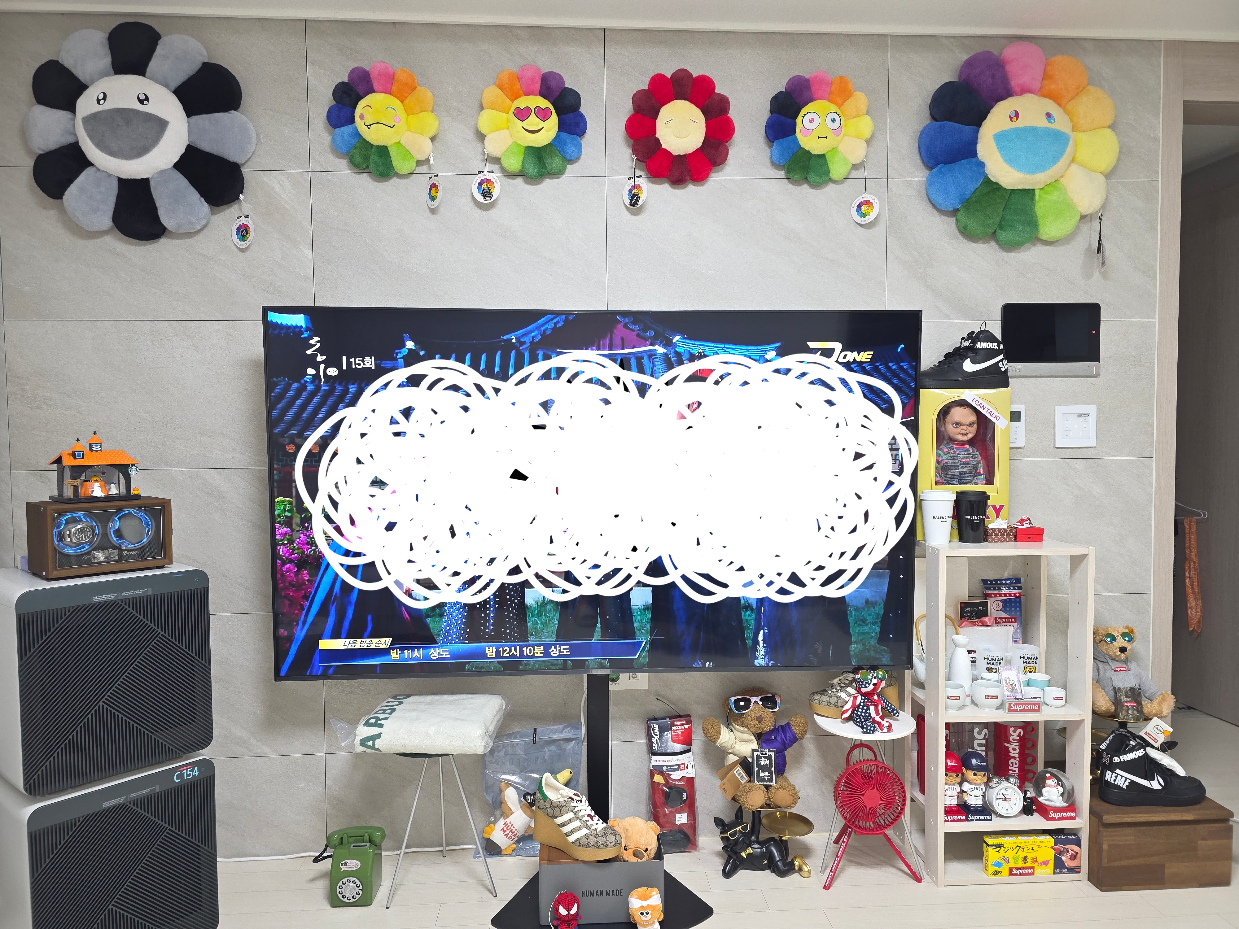 Kaikai Kiki Flower Cushion 60cm Grey Black 착용 스타일