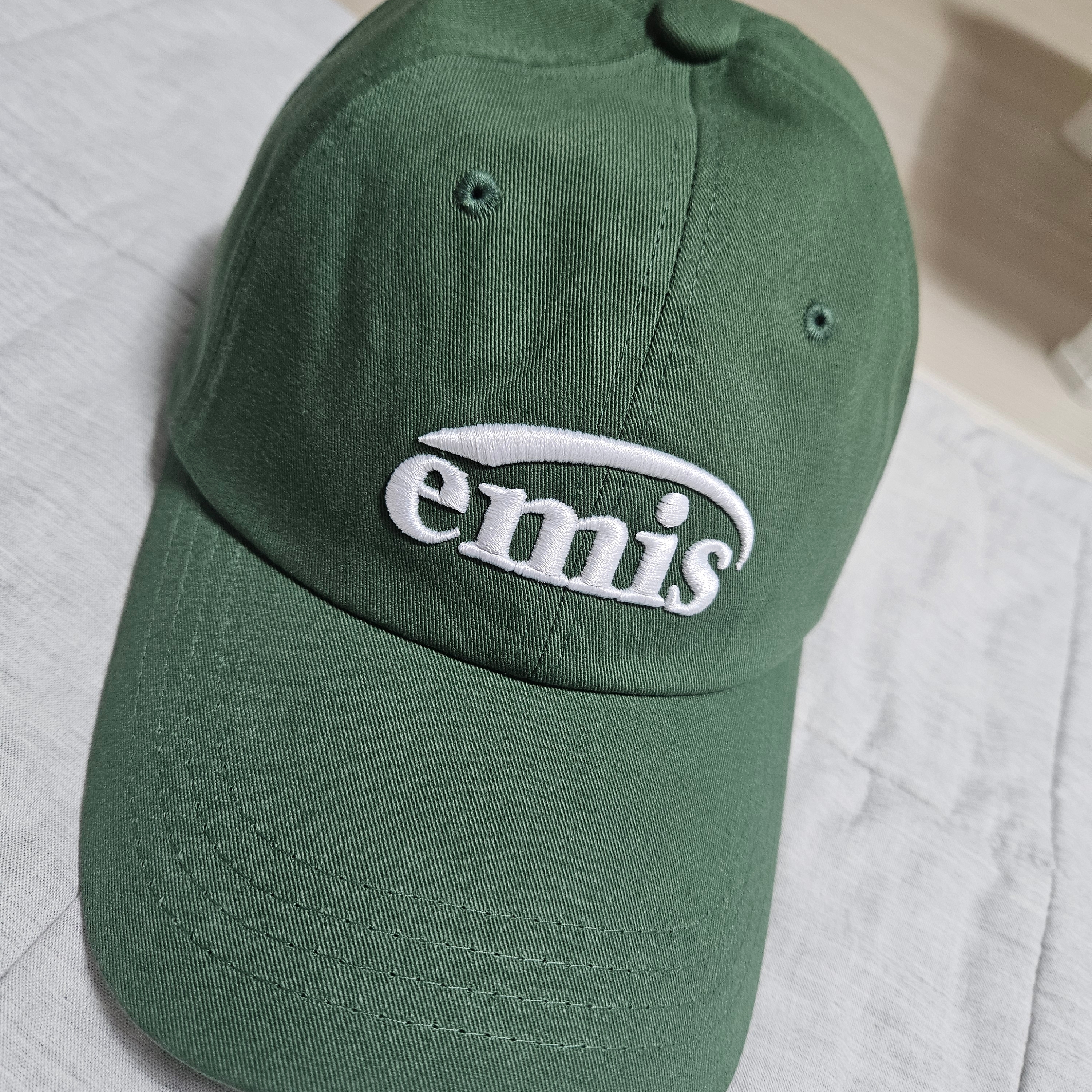 Emis New Logo Emis Cap Green 착용 스타일