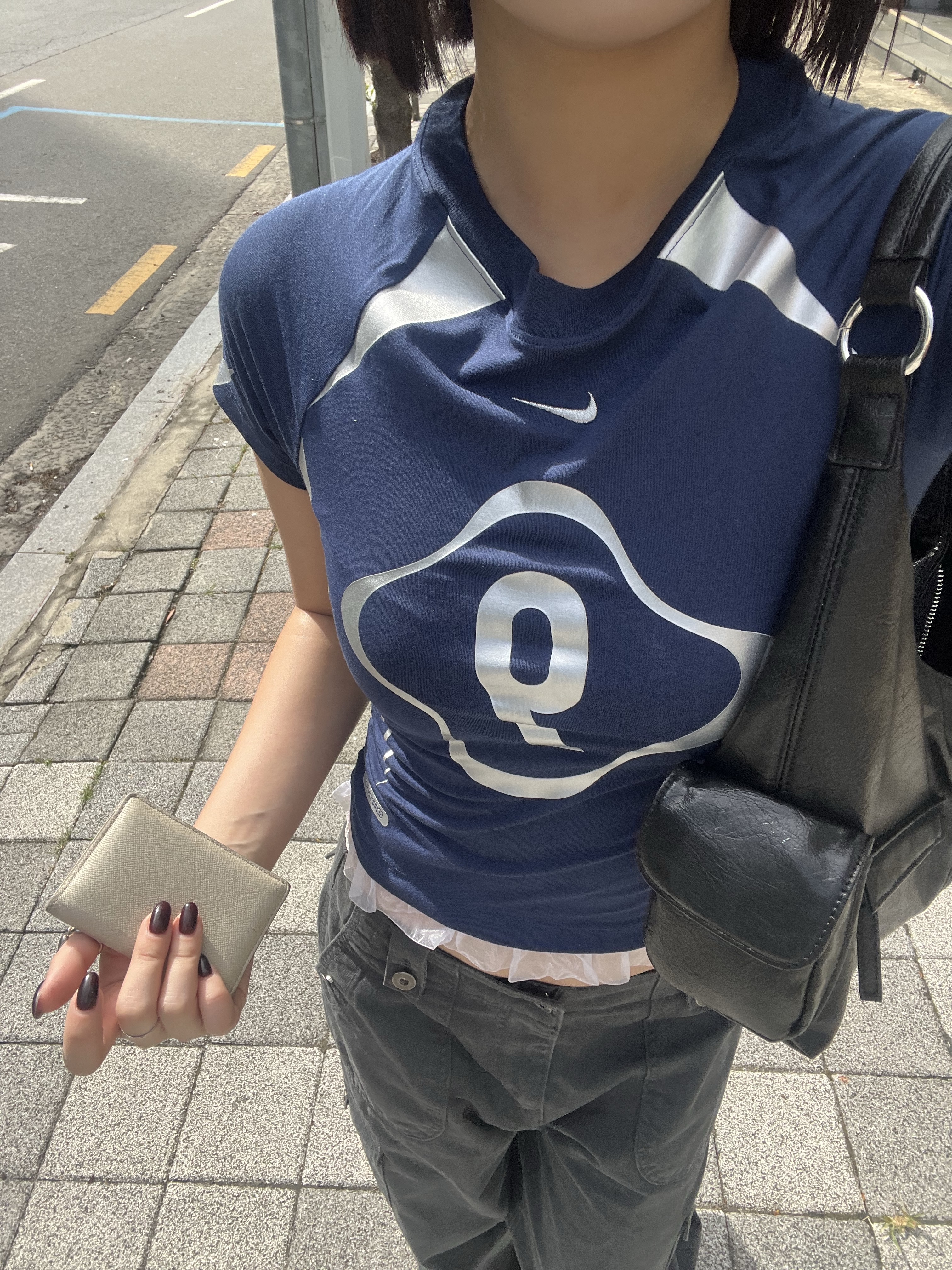 (W) Nike NSW Chill Knit Graphic T-Shirt Midnight Navy, (W) Nike Air Superfly Metallic Silver and Black 착용 스타일 - 1