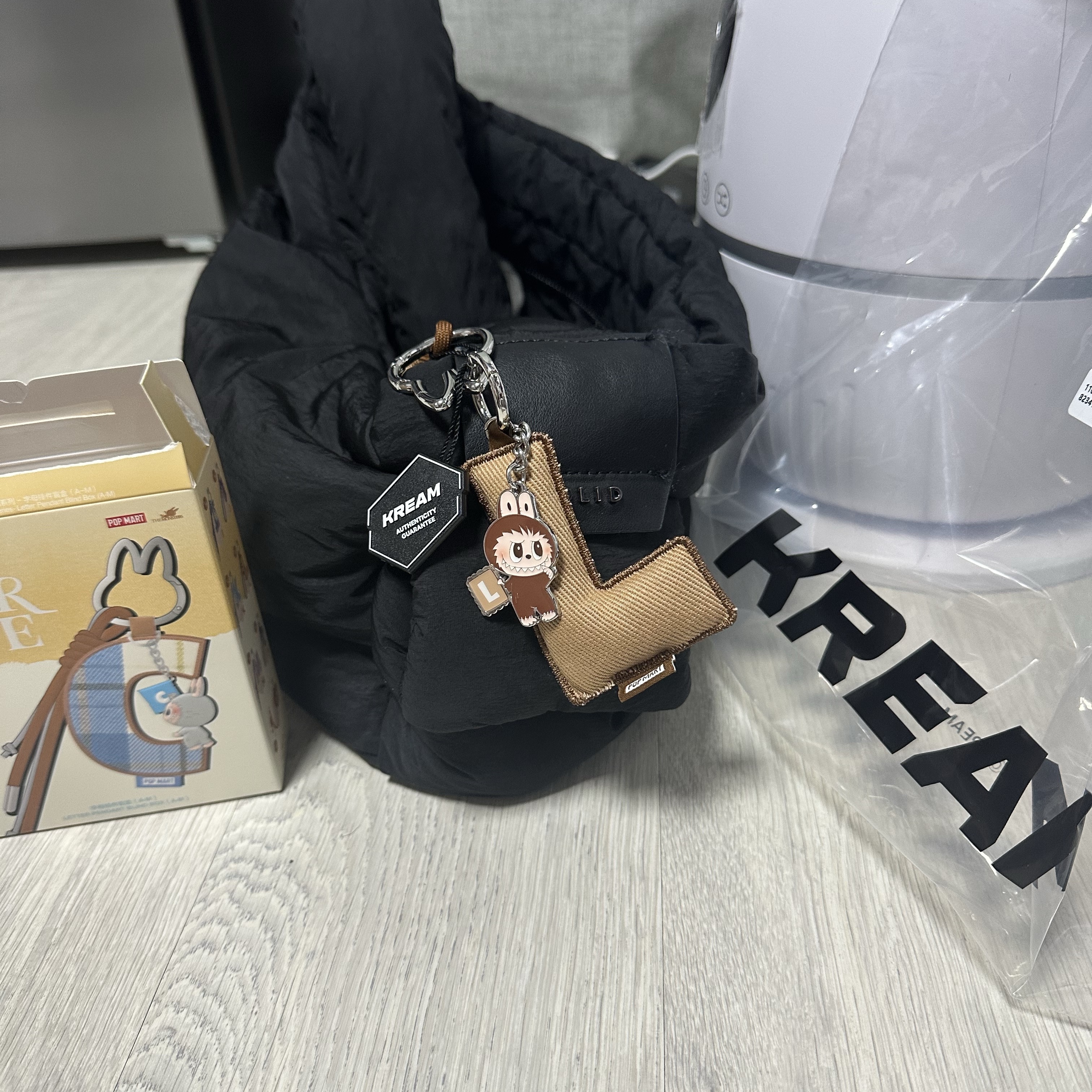 Pop Mart Labubu The Monsters Pin For Love Series - Letter Pendant (A-M) L (Opened Case) 착용 스타일