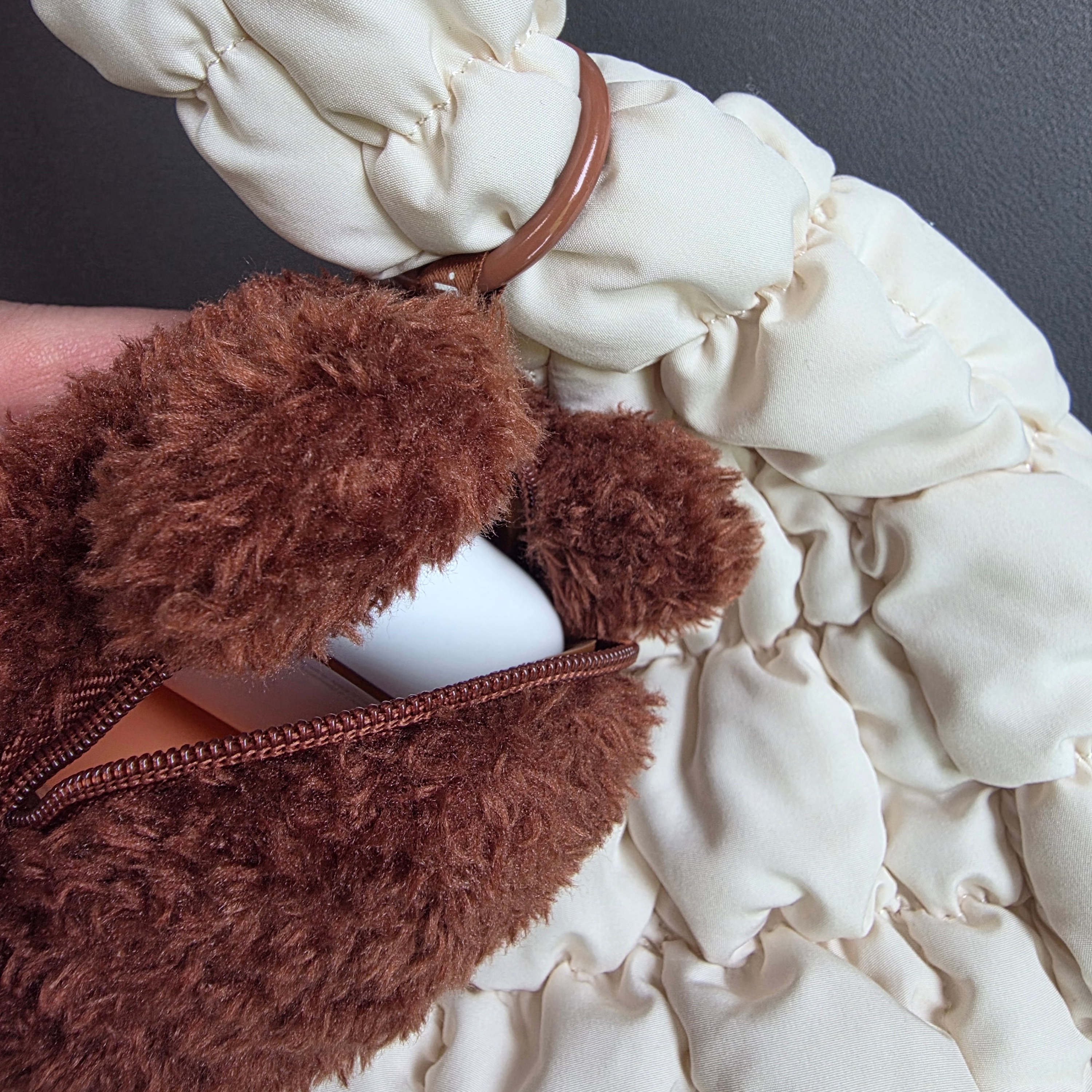 Pop Mart Crybaby Crying Again Series Bear Earphone Bag 착용 스타일 - 3