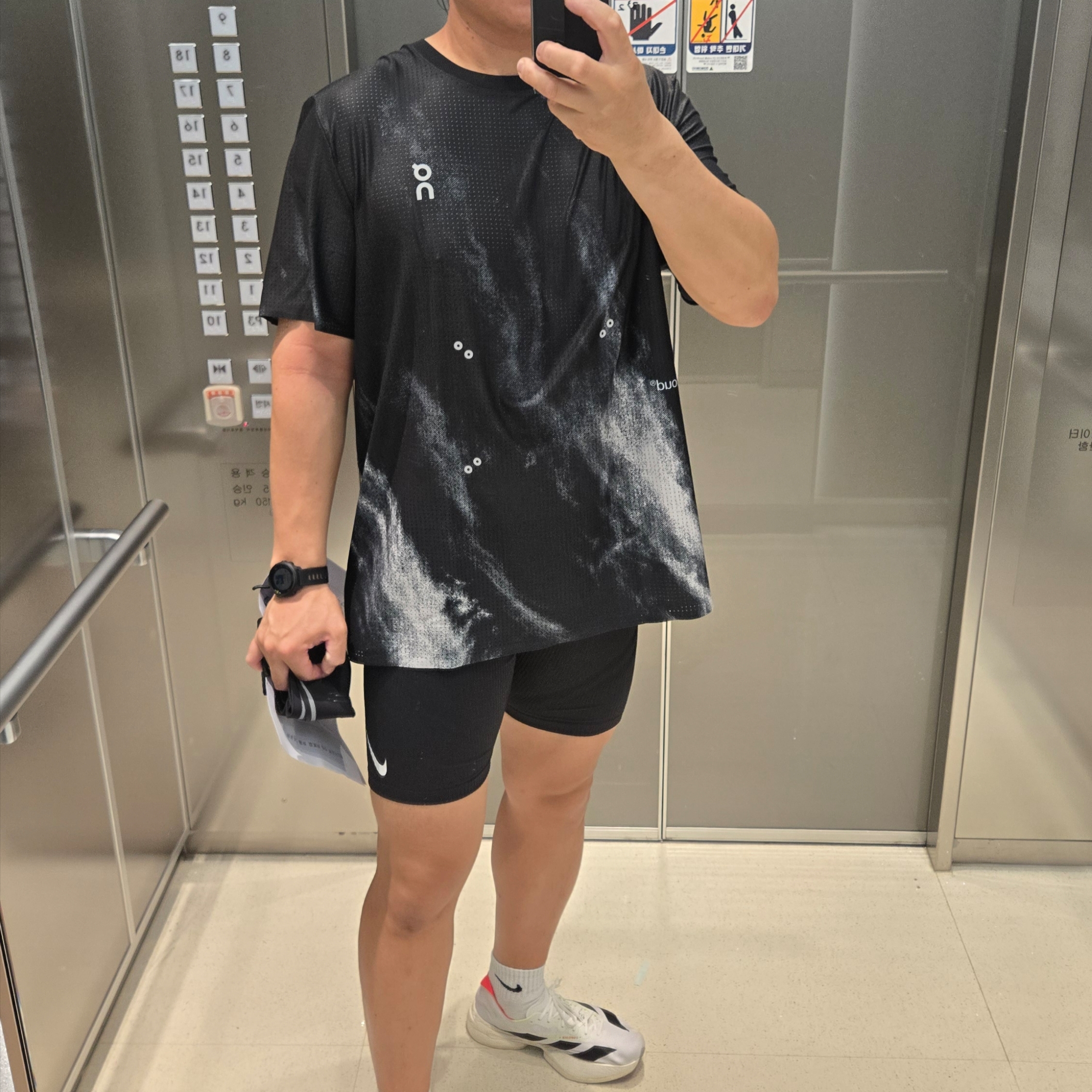 On Running Pace Mesh T-Shirt Black Glacier 착용 스타일