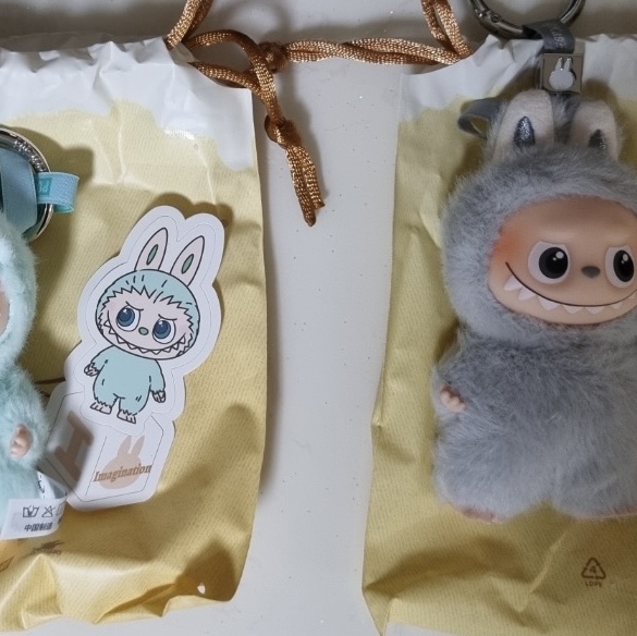 Pop Mart Labubu The Monsters Pin For Love Series Vinyl Plush Pendant Sealed Case (A-M) (14 Blind Boxes) 착용 스타일 - 3