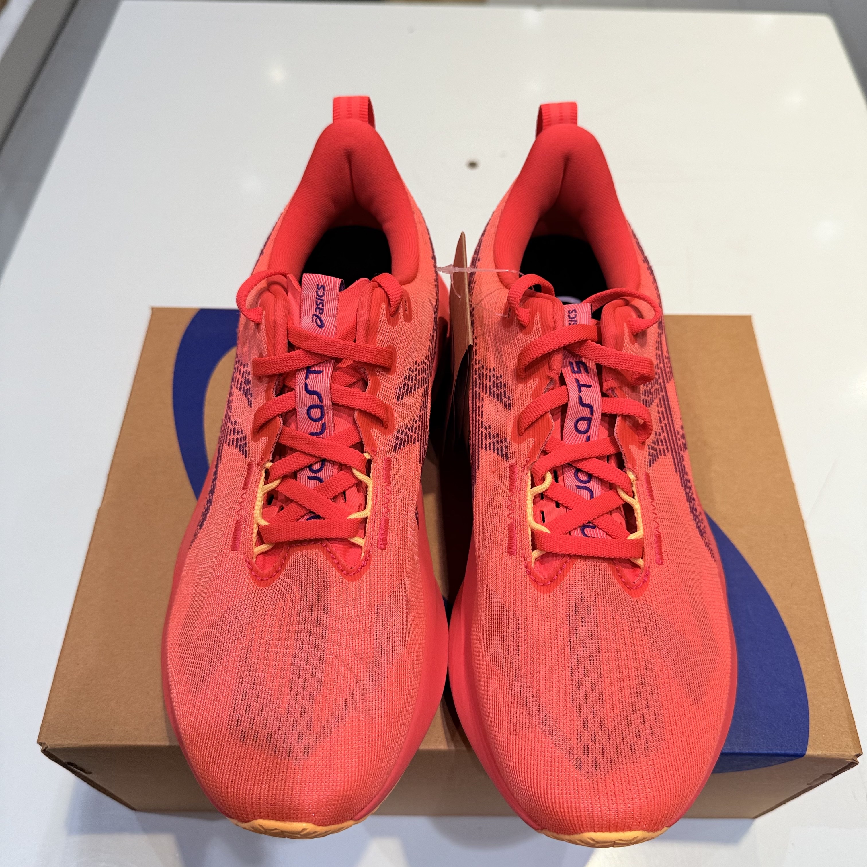 Asics Novablast 5 Flash Red Edo Purple 착용 스타일 - 1