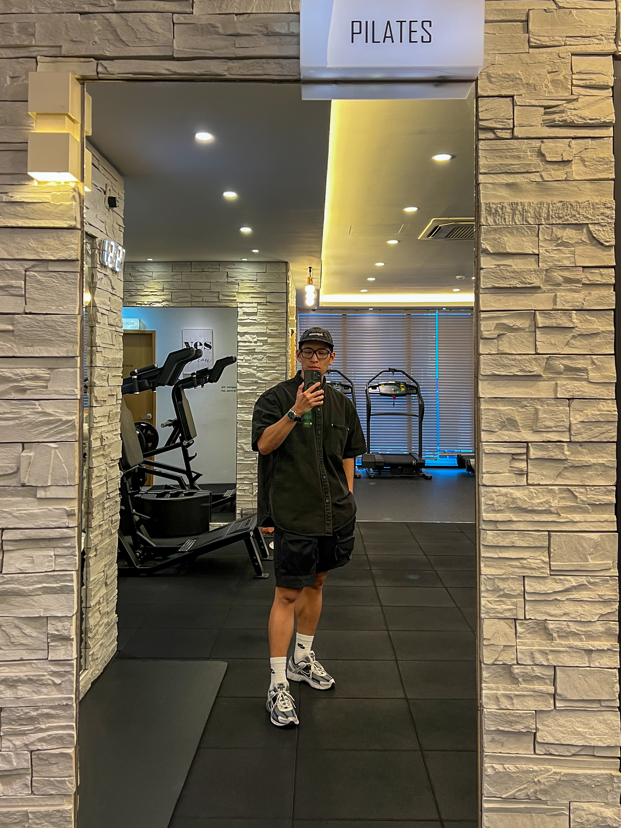 Nike Zoom Vomero 5 SE SP Dark Grey Black White, Nike ACG Snowgrass Cargo Shorts Black - Asia 착용 스타일