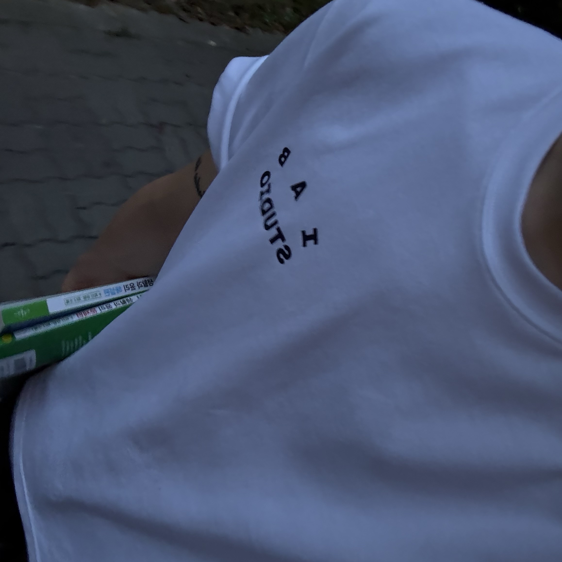 IAB Studio T-Shirt White Navy 착용 스타일 - 2