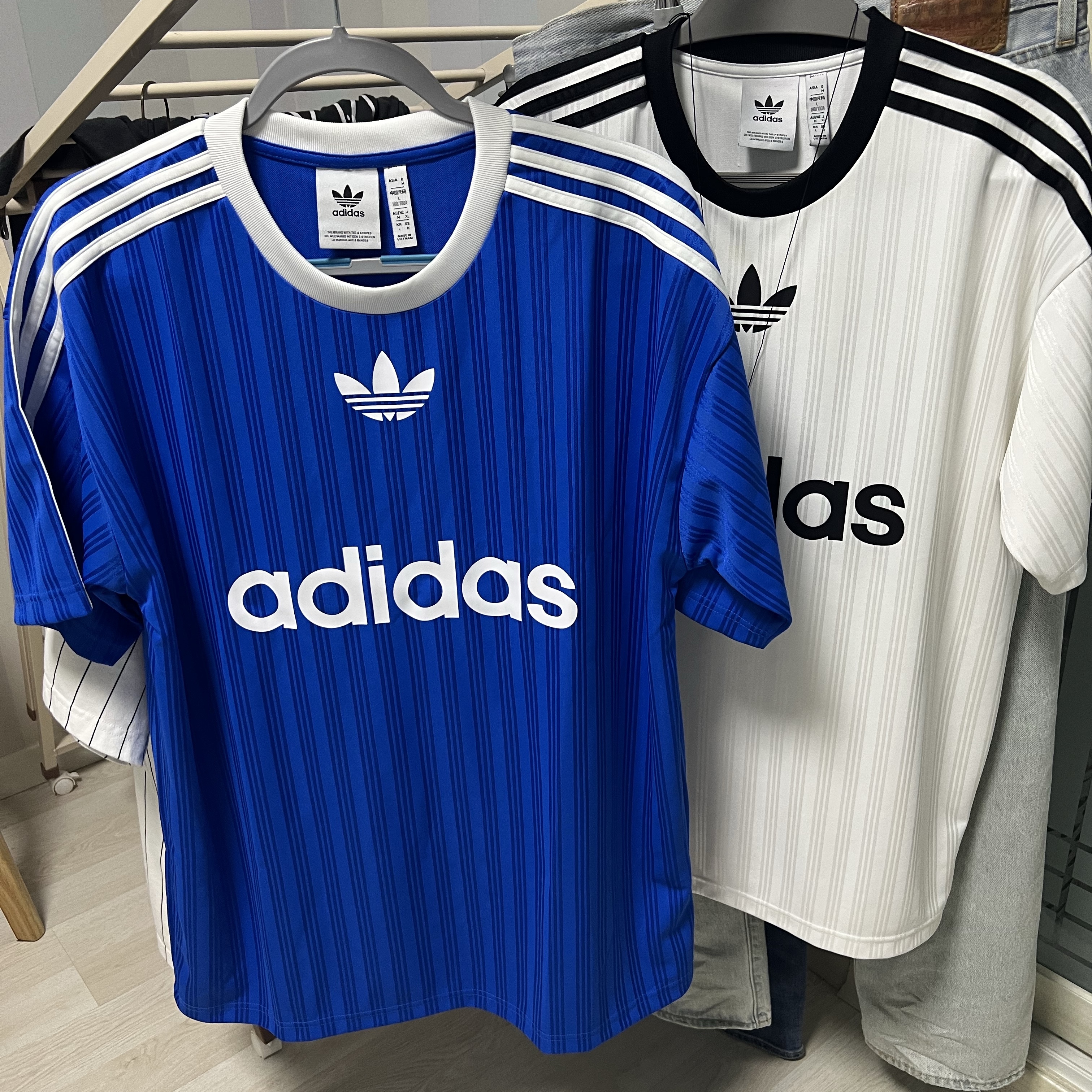 Adidas Adicolor T-Shirt Blue Bird White - KR Sizing, Adidas Adicolor T-Shirt White - US Sizing 착용 스타일