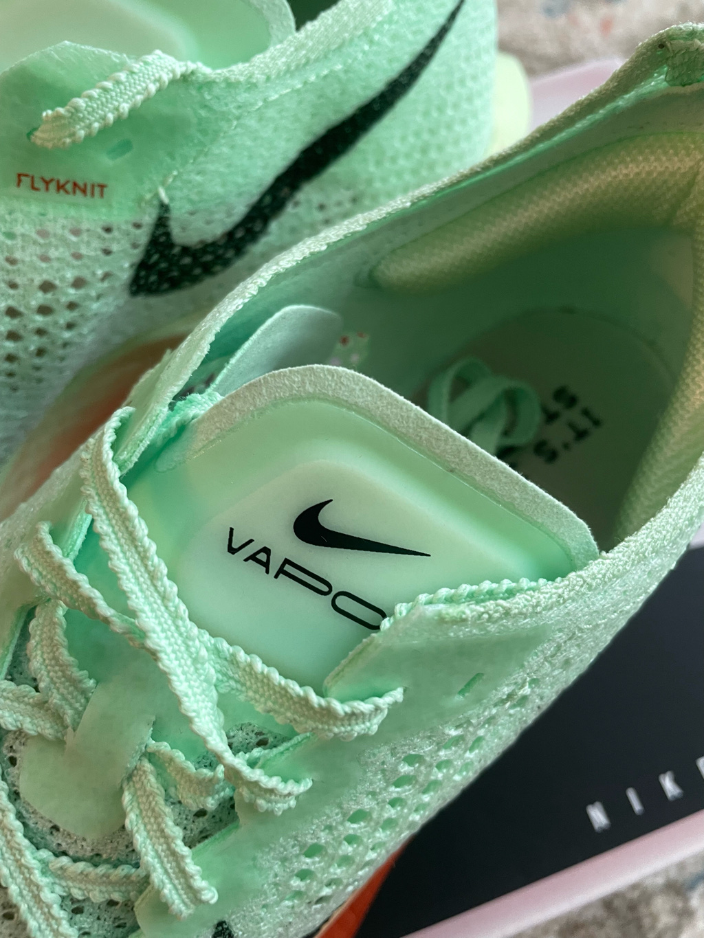 Nike ZoomX Vaporfly Next% 3 Vapor Green Dragon Red 착용 스타일 - 6
