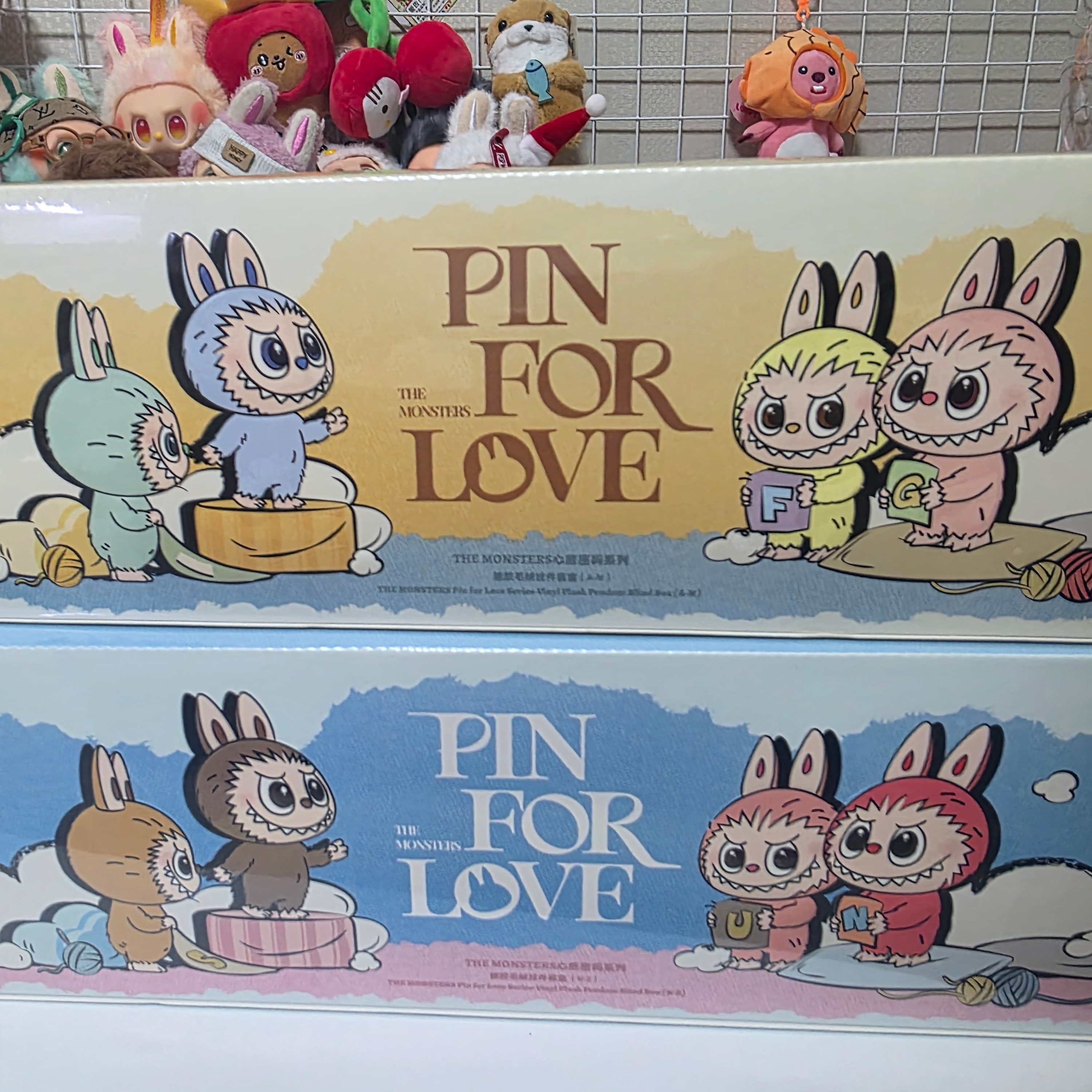 Pop Mart Labubu The Monsters Pin For Love Series Vinyl Plush Pendant Sealed Case (A-M) (14 Blind Boxes), Pop Mart Labubu The Monsters Pin For Love Series Vinyl Plush Pendant Sealed Case (N-Z) (14 Blind Boxes) 착용 스타일 - 1