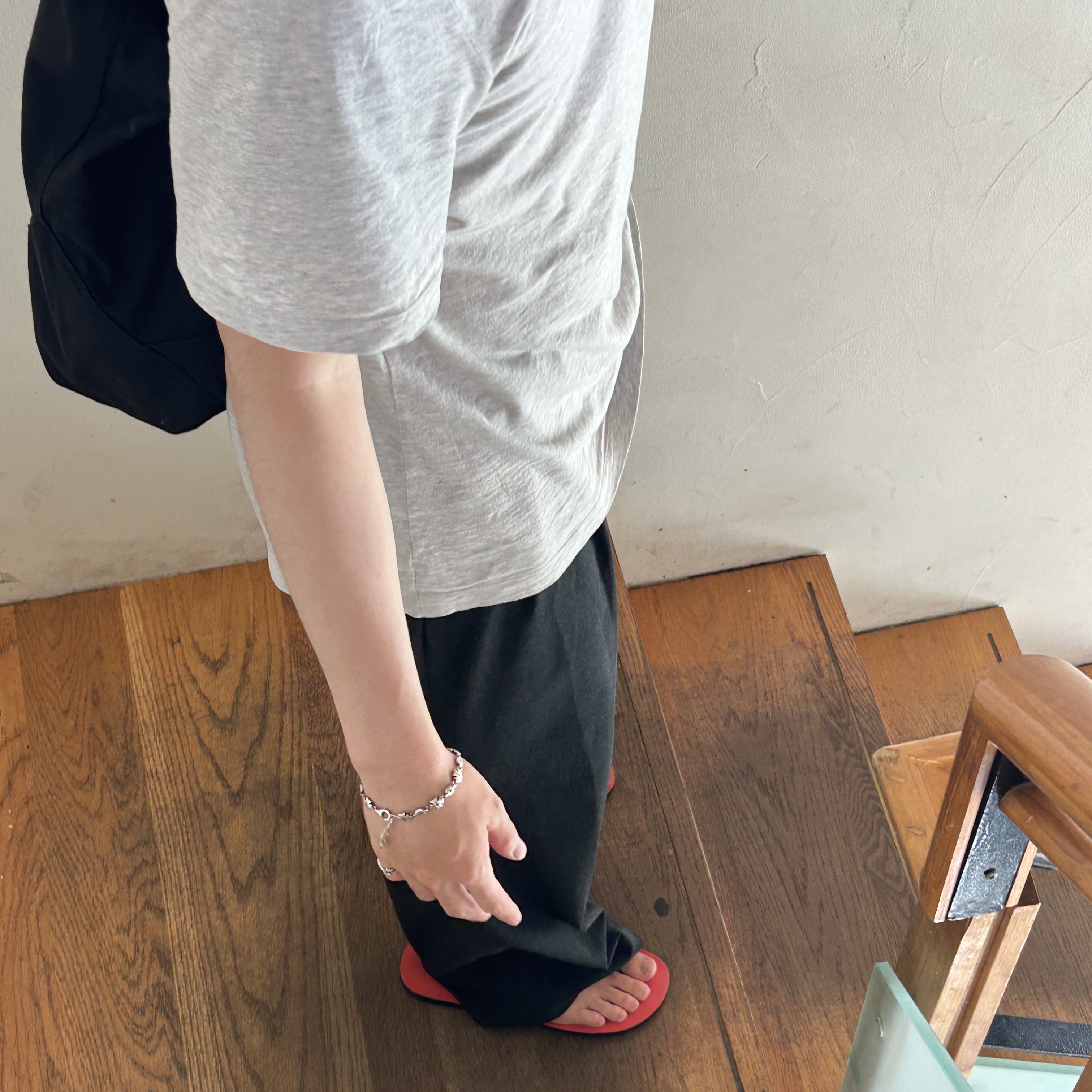 Polyteru Human Index Human Jumbo 1/2 T-Shirt Gray, The Row Dune Classic Sandal in Rubber Scarlet 착용 스타일