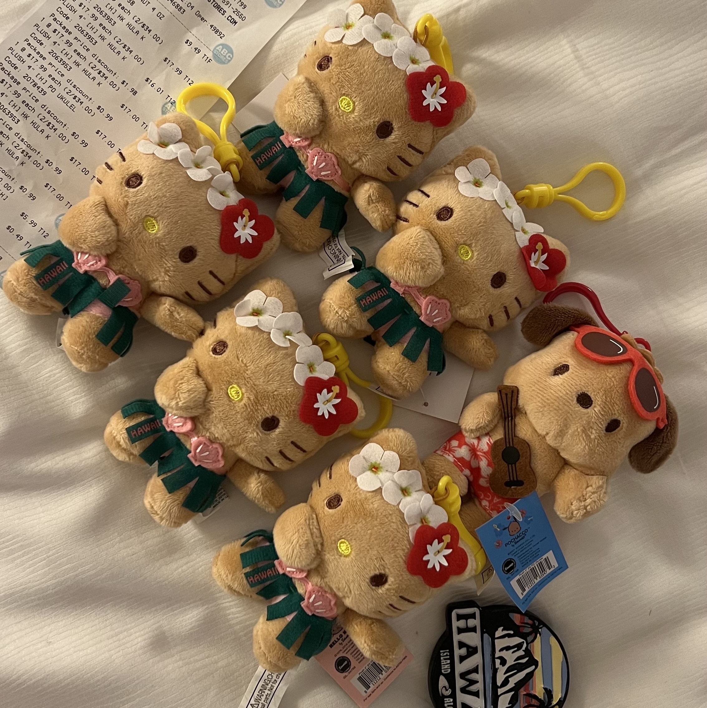 Sanrio Pochacco Plush 4" Strap Ukulele (Renewal Ver.), Sanrio Hello Kitty Hula Kiss 4" Hawaii Series Plush 착용 스타일