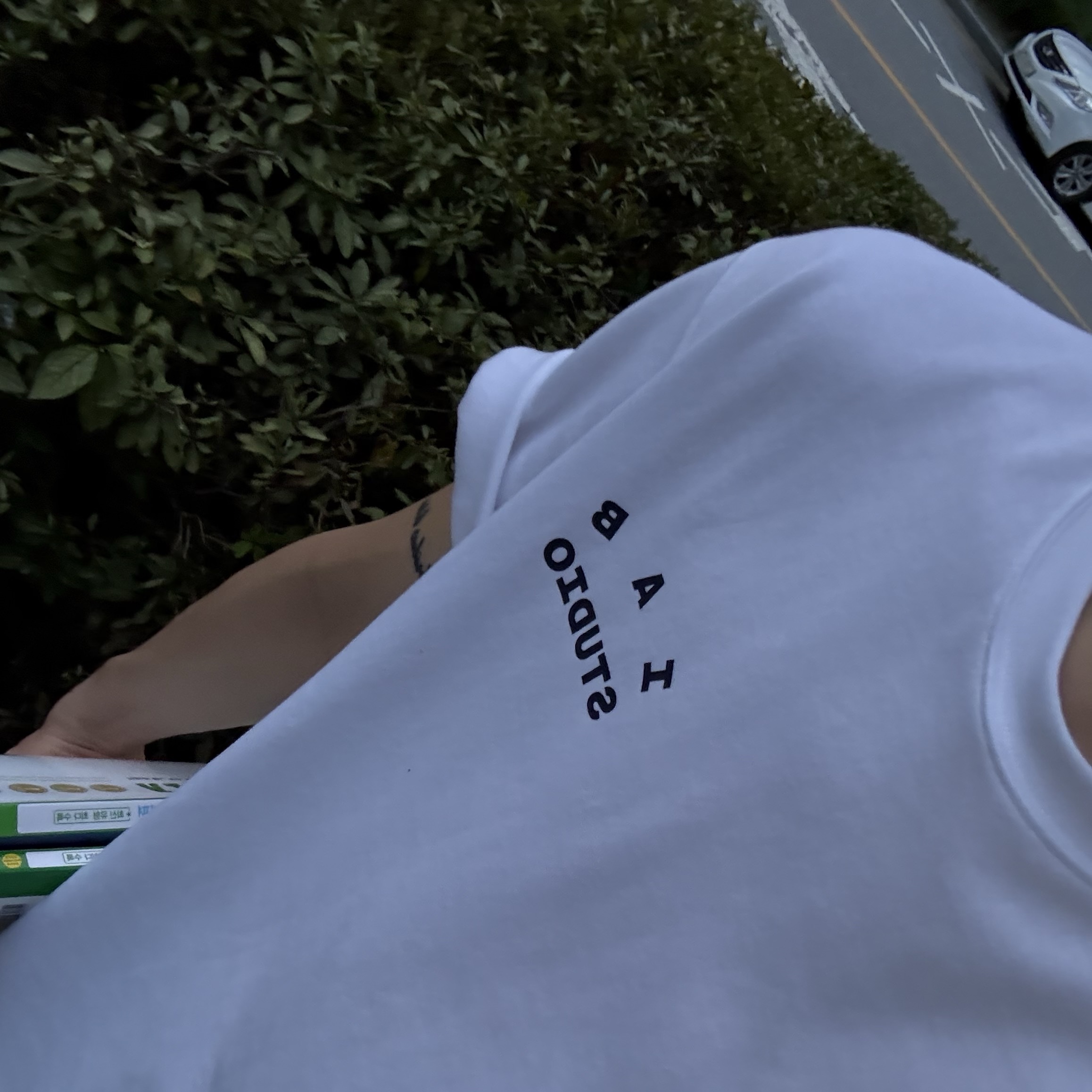 IAB Studio T-Shirt White Navy 착용 스타일 - 1