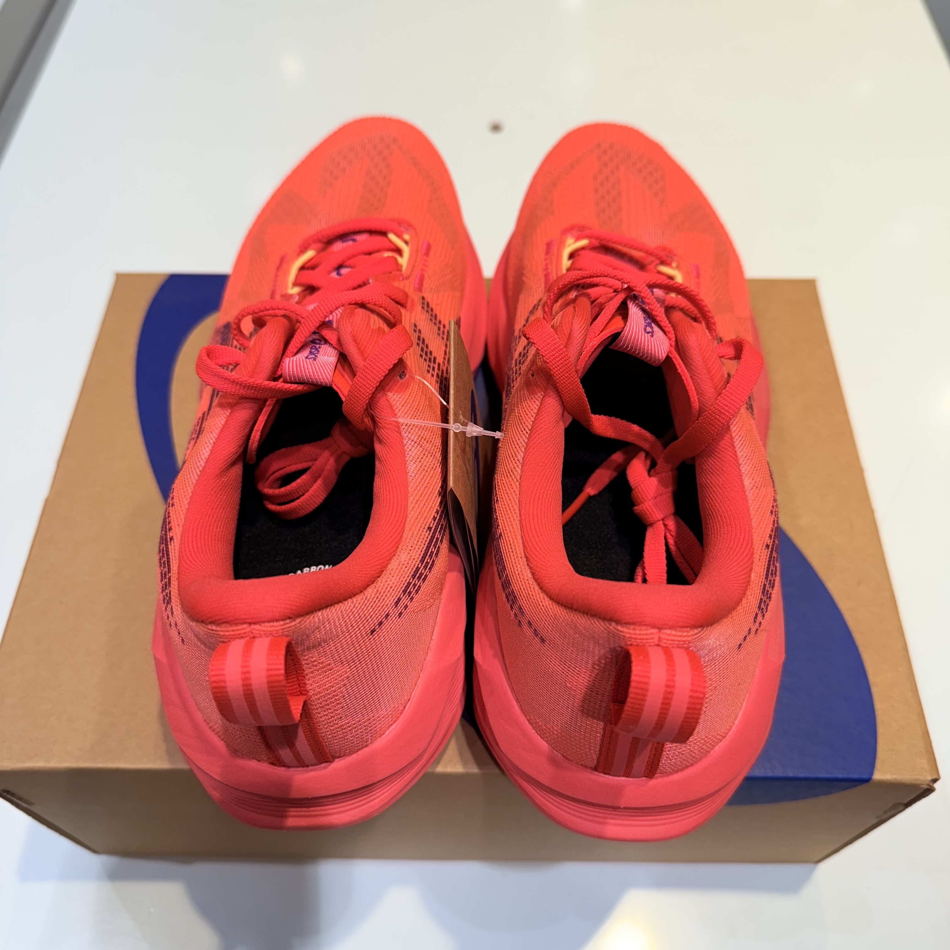 Asics Novablast 5 Flash Red Edo Purple 착용 스타일 - 3
