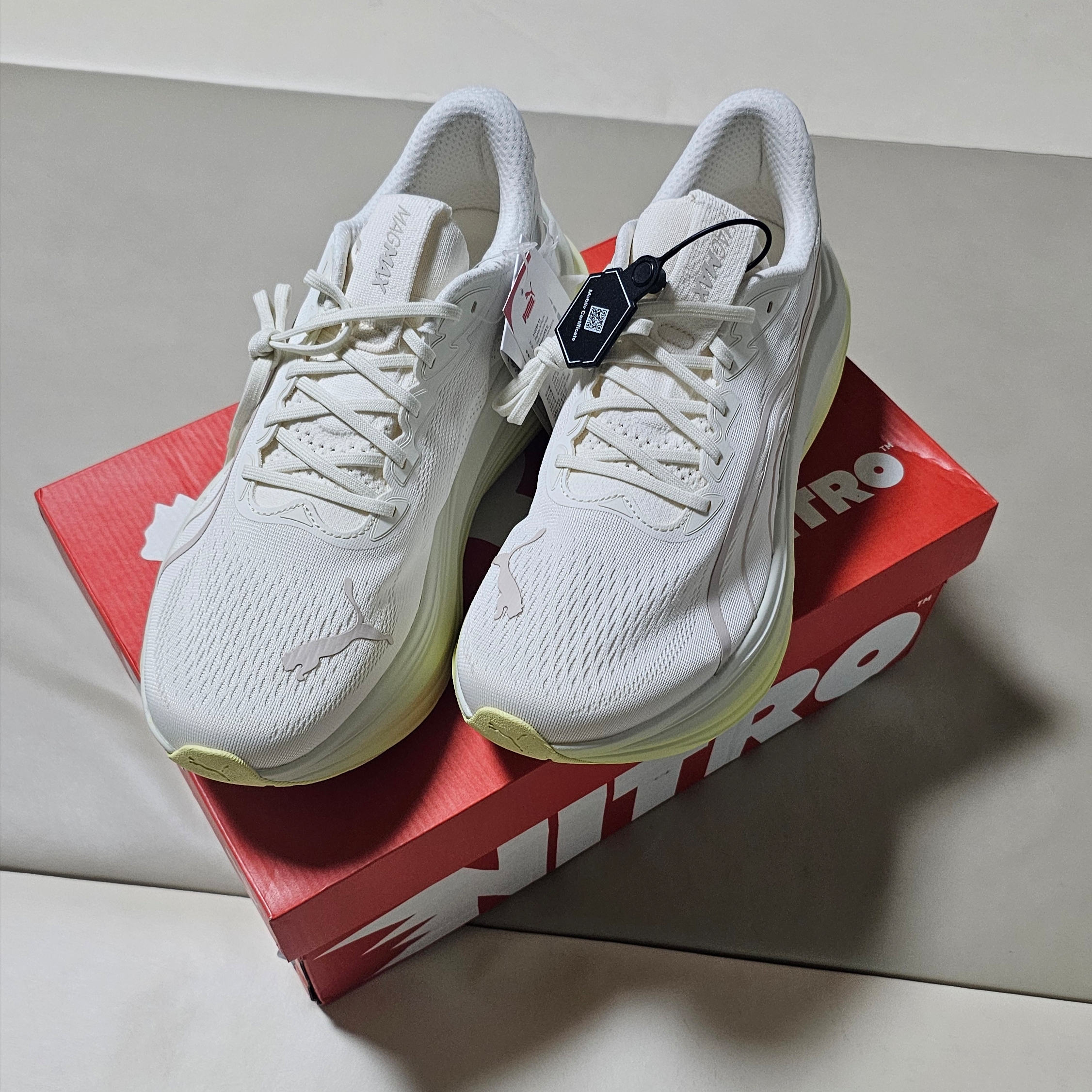 Puma Magmax Nitro Warm White Gold Moon 착용 스타일